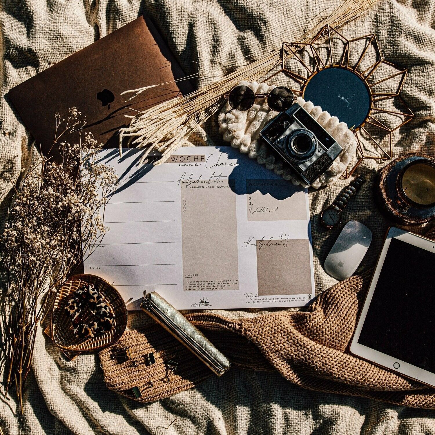 Kamera, Briefe, Tablet, Decke, Flat Lay, Braune Töne, HD, iPad-Hintergrundbild