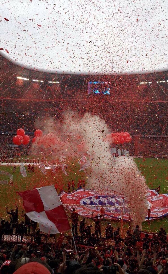 Allianz Arena, FC Bayern München, Fans, Pyrotechnik, Konfetti, Sperrbildschirm fürs iPhone