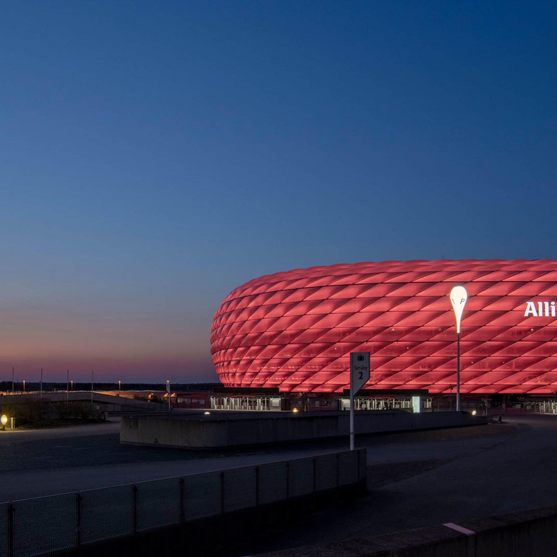 Allianz Arena, Rote Beleuchtung, Blaue Stunde, München, Stadion, Hintergrundbild fürs Tablet