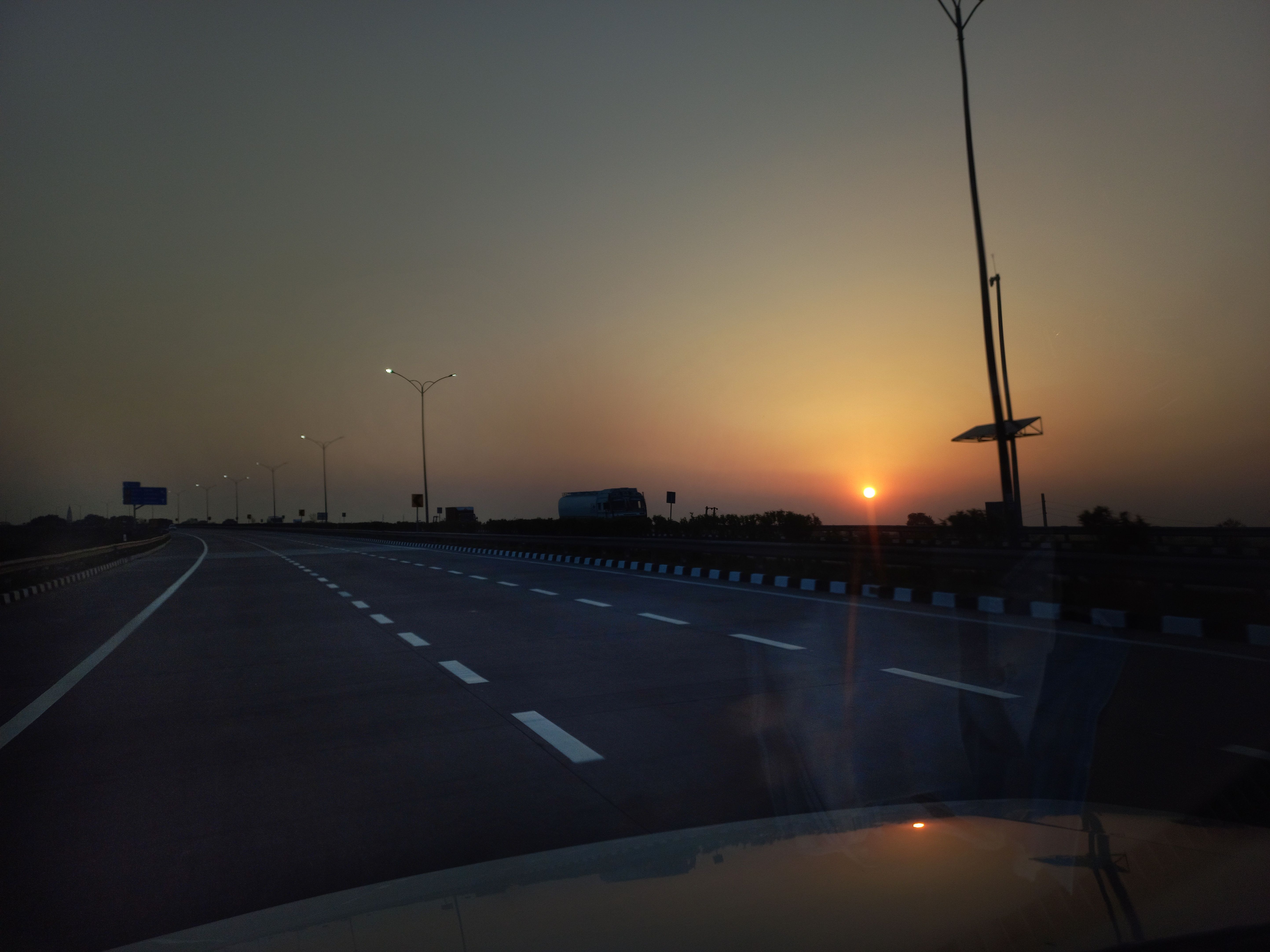 Autobahn, Sonnenuntergang, Straßenlaternen, Dämmerung, Leere Straße, Hintergrundbild fürs iPad