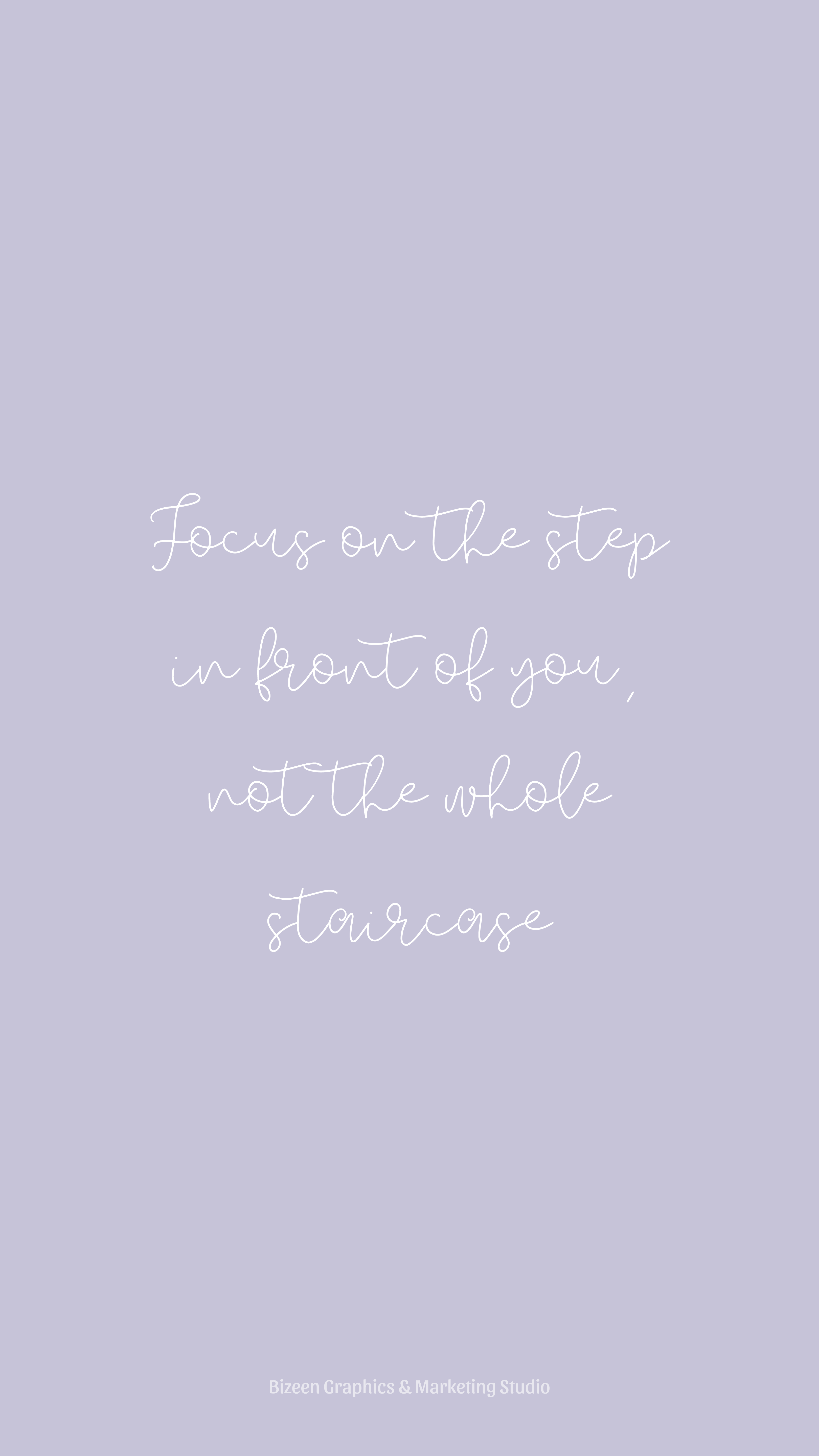 Focus on the step in front of you, Zitat, Lavendel, Handschrift, Pastell, QHD+, Handy-Hintergrundbild