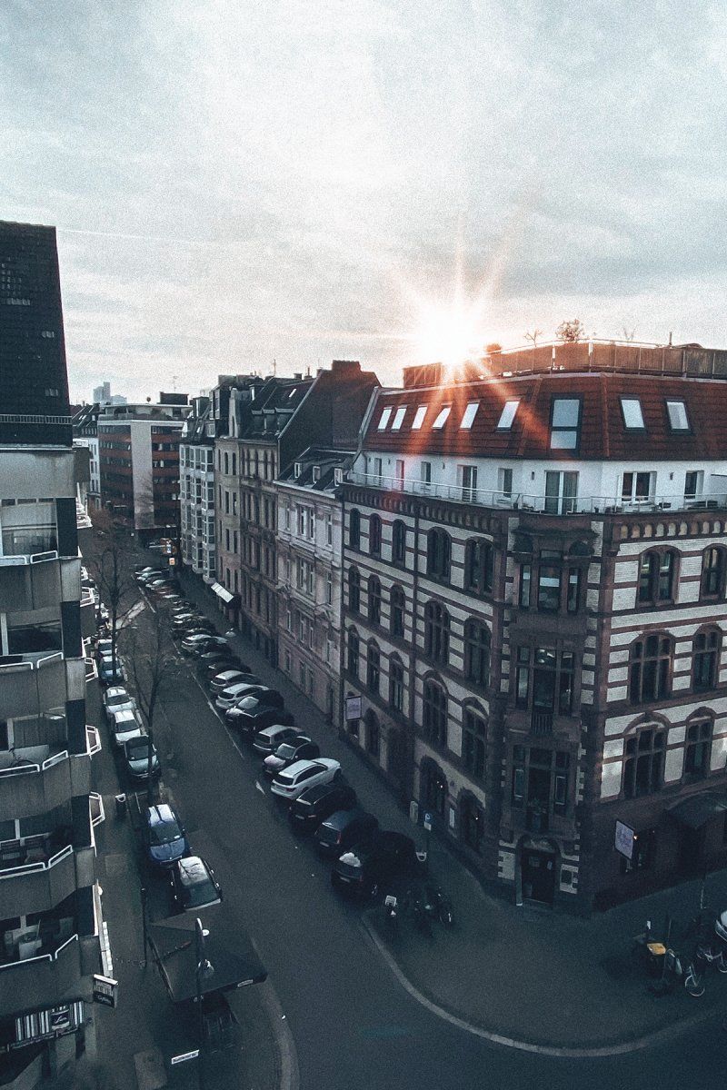 Köln, Altbauten, Straße, Gegenlicht, Vogelperspektive, HD, Handy-Hintergrund im Hochformat