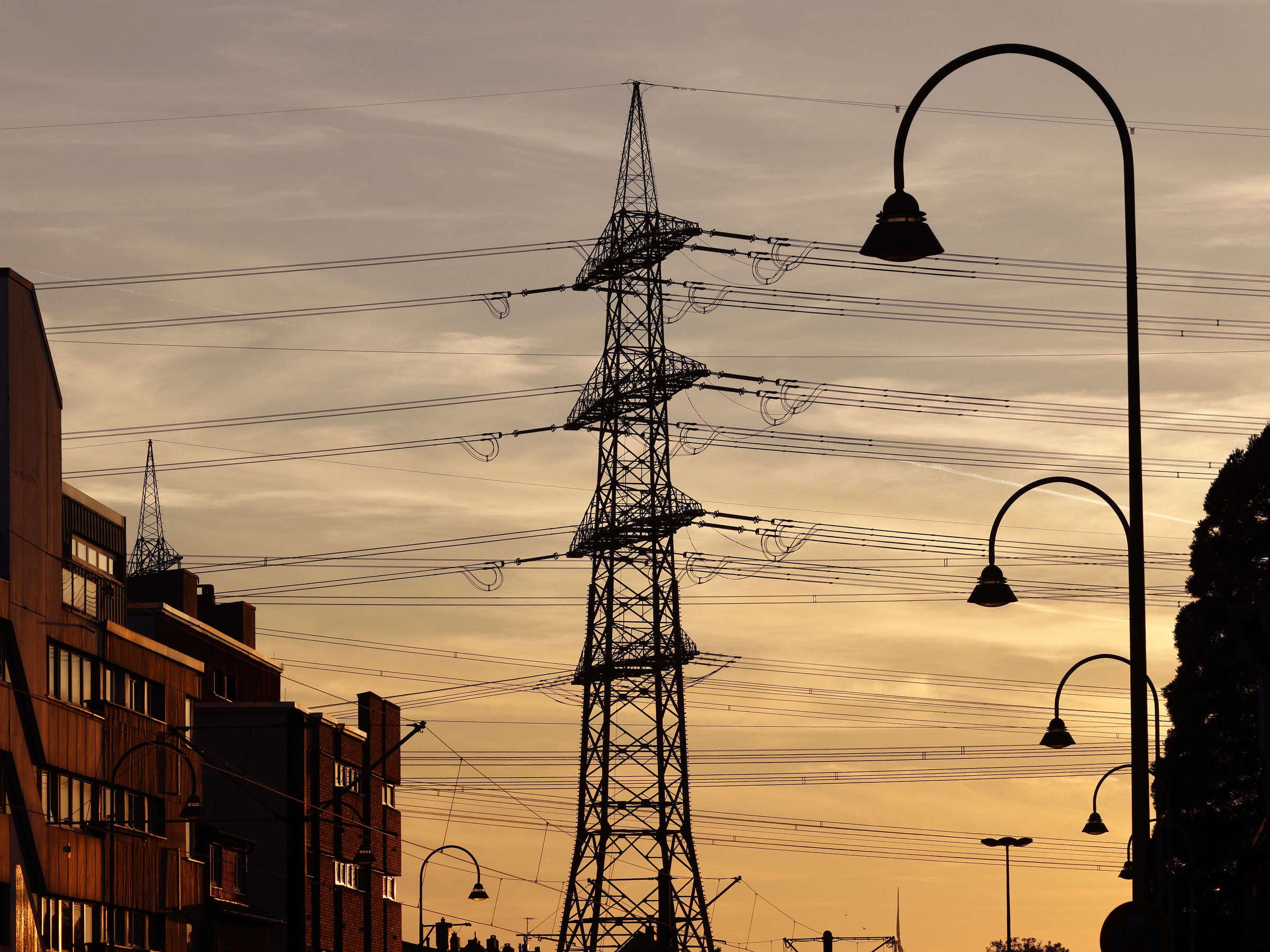 Köln, Strommast, Straßenlaternen, Abendhimmel, Silhouette, Hintergrundbild fürs Tablet