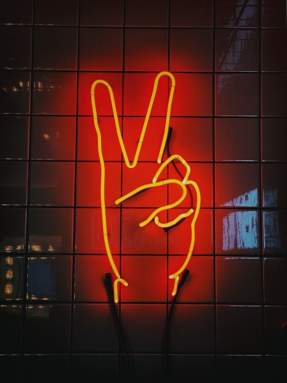 Peace-Zeichen, Neonhand, Rot, Fliesenwand, Dunkel, Hintergrundbild für iPad und Tablet