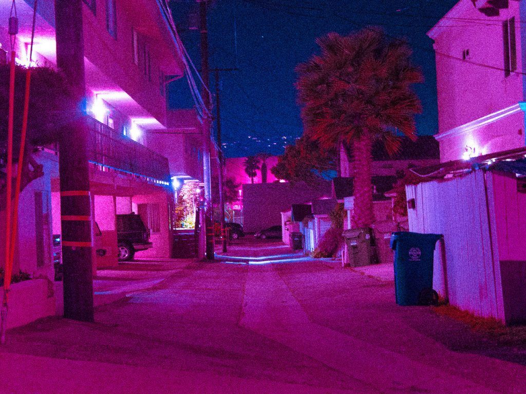 Gasse, Häuser, Nacht, Neonlicht, Pink, Bäume, Hintergrundbild für iPad und Tablet