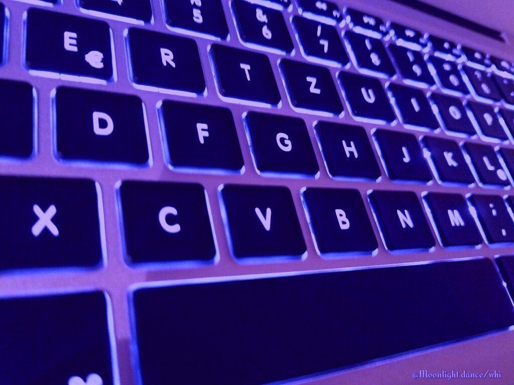 Tastatur, Tasten, Lila Licht, Nahaufnahme, Hintergrundbild für iPad und Tablet