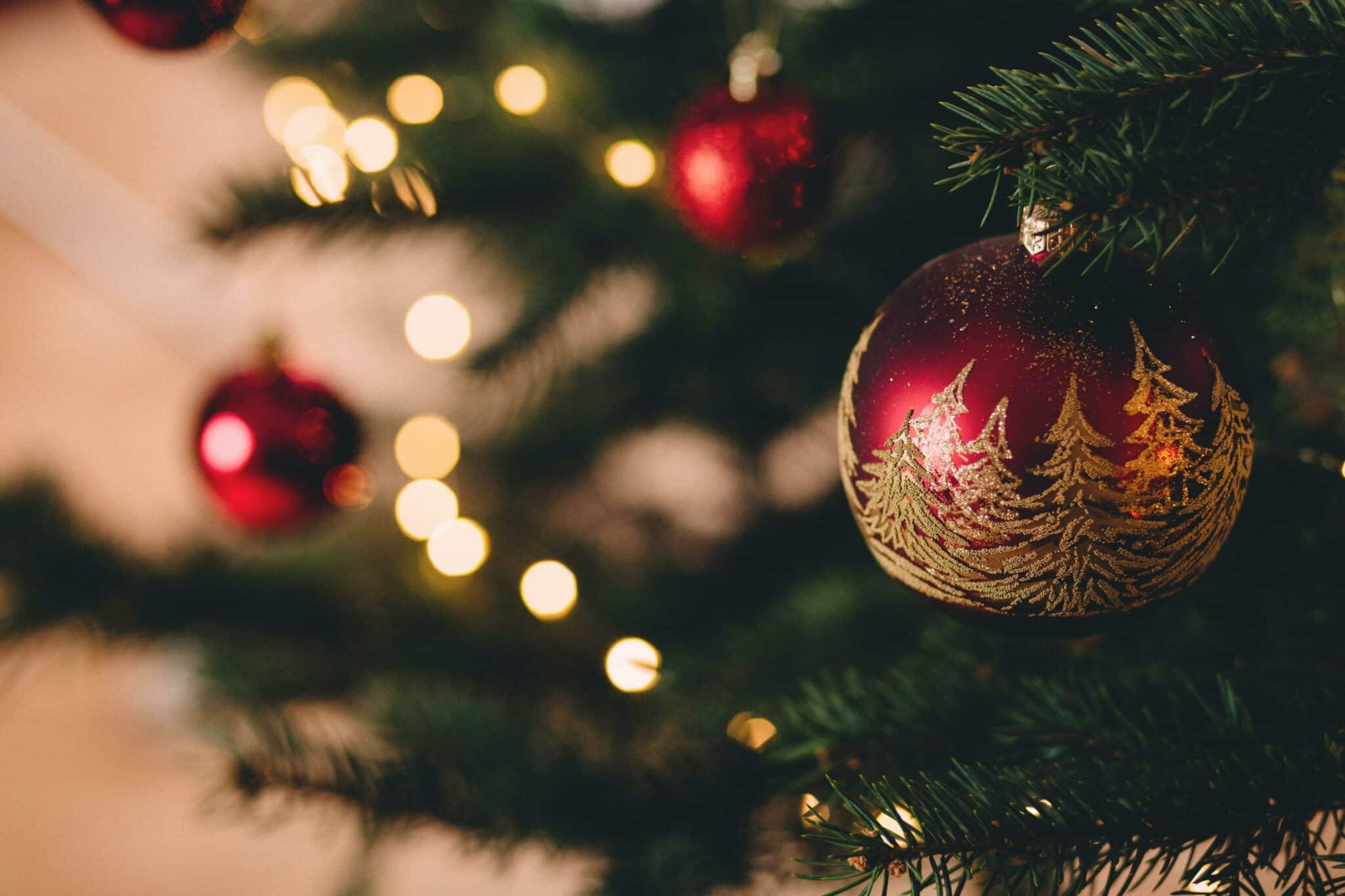 Christbaumkugeln, Tannenzweige, Rote Kugeln, Bokeh, Nahaufnahme, Full HD, Desktop-Hintergrund