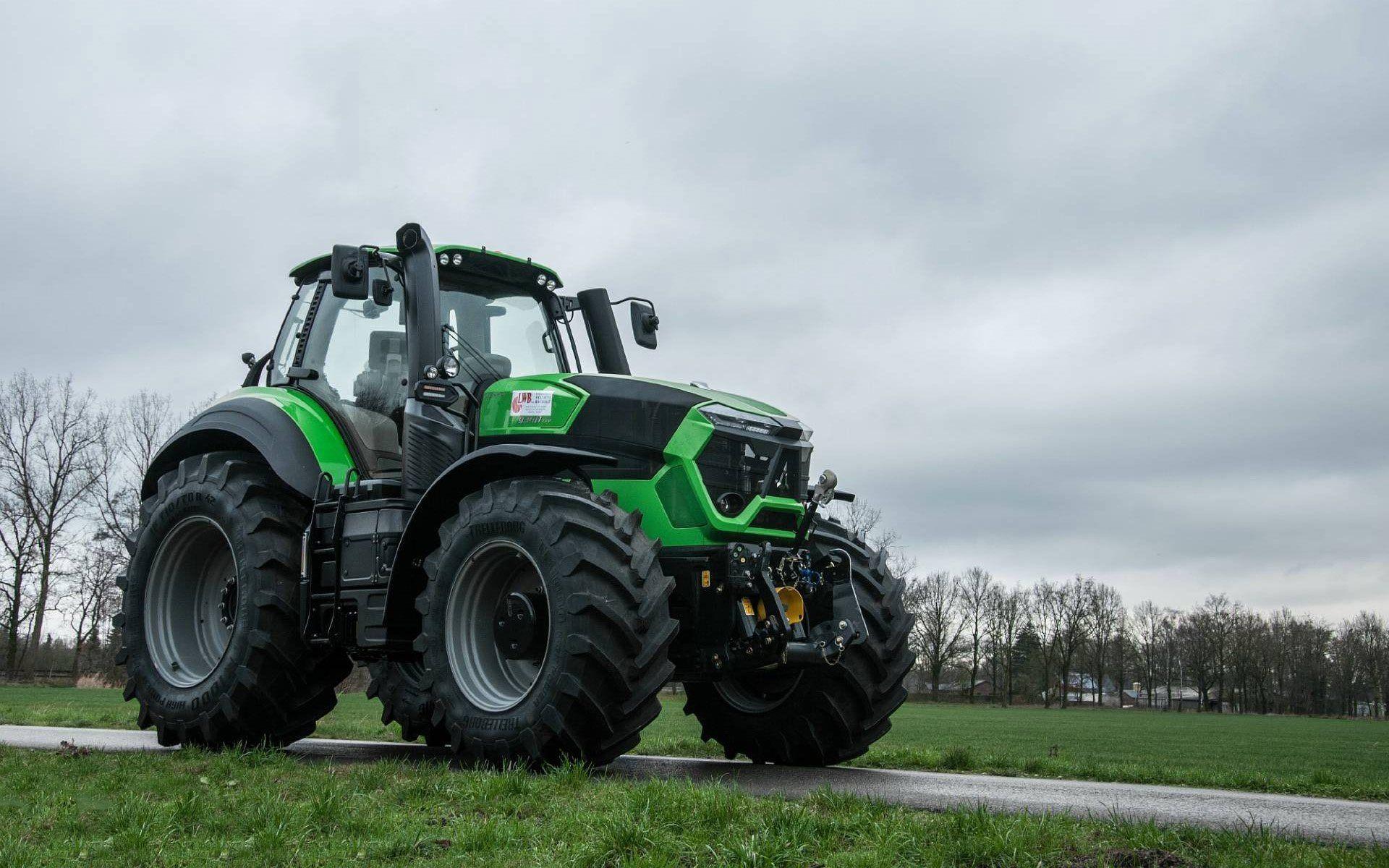 Deutz-Fahr, Traktor, Feldweg, Grün, Bewölkt, 16:10, Full-HD-Hintergrundbild für den Desktop