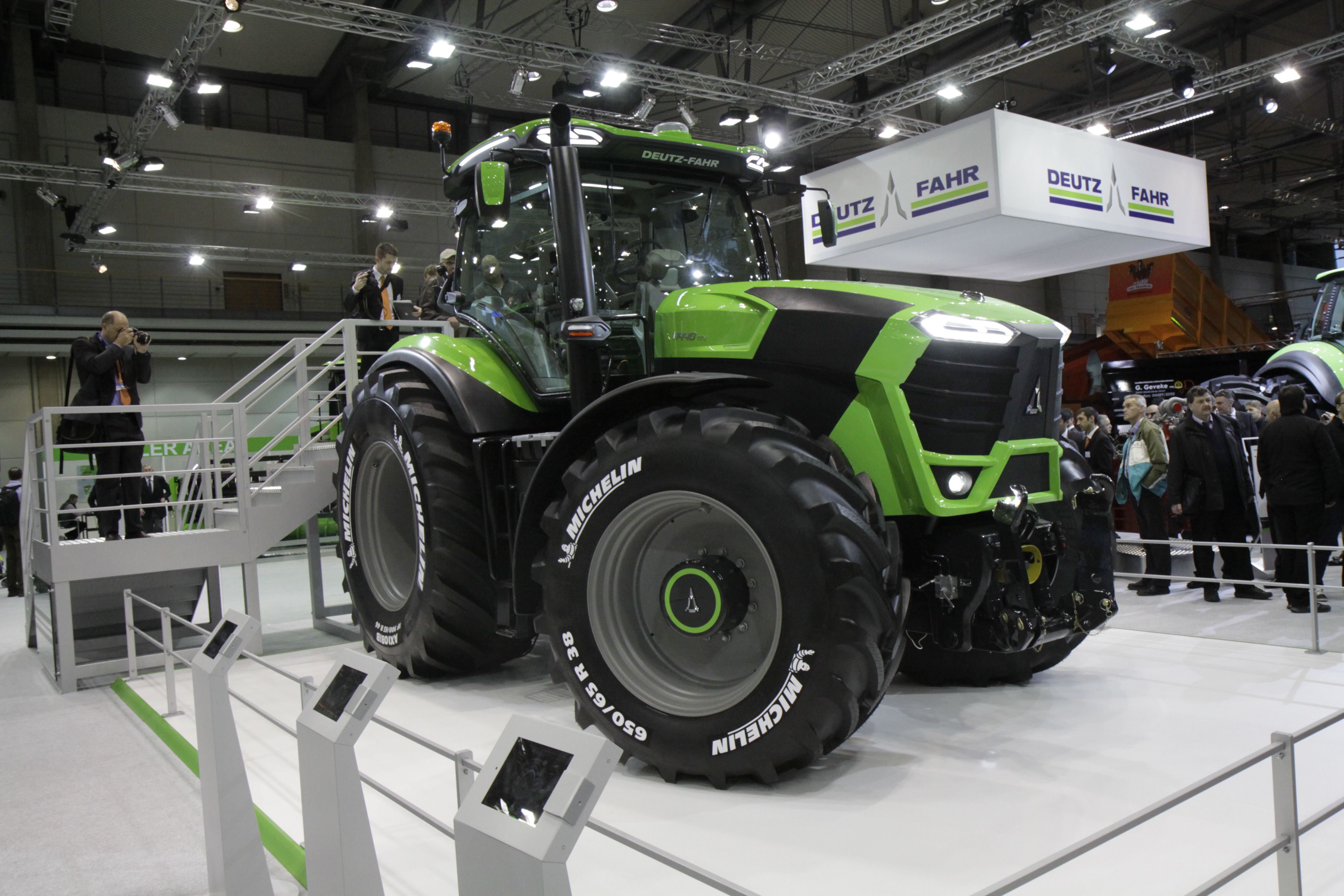 Deutz-Fahr, Traktor, Messe, Ausstellung, Messestand, 4K, Hintergrundbild für den PC