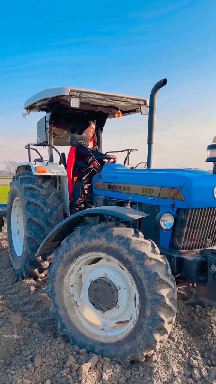 Traktor, Blauer Traktor, Froschperspektive, Himmel, Landwirt, Hintergrundbild fürs Handy