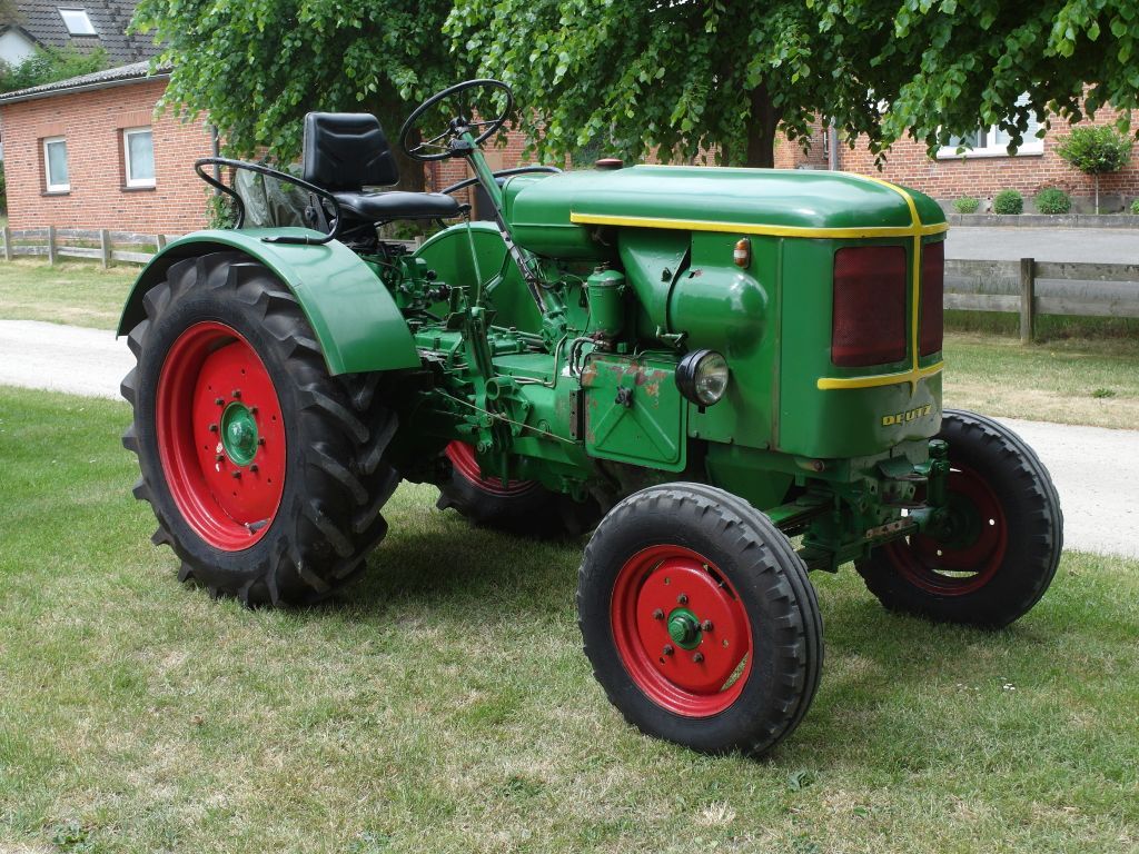 Deutz, Oldtimer-Traktor, Grüner Traktor, Rote Felgen, Hof, Hintergrundbild fürs Tablet