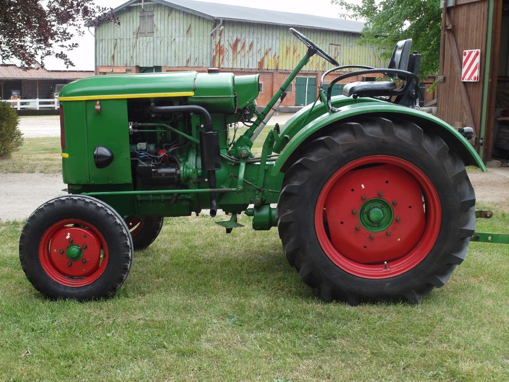 Oldtimer-Traktor, Grüner Traktor, Rote Felgen, Scheune, Wiese, Hintergrundbild fürs iPad