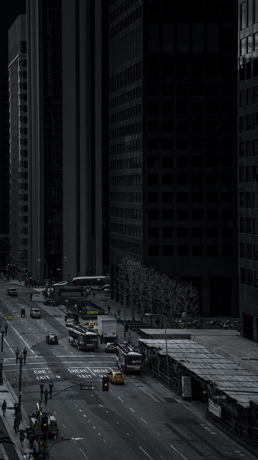 Stadtstraße, Wolkenkratzer, Schwarz-Weiß, Dunkel, Vogelperspektive, Hintergrundbild fürs Handy