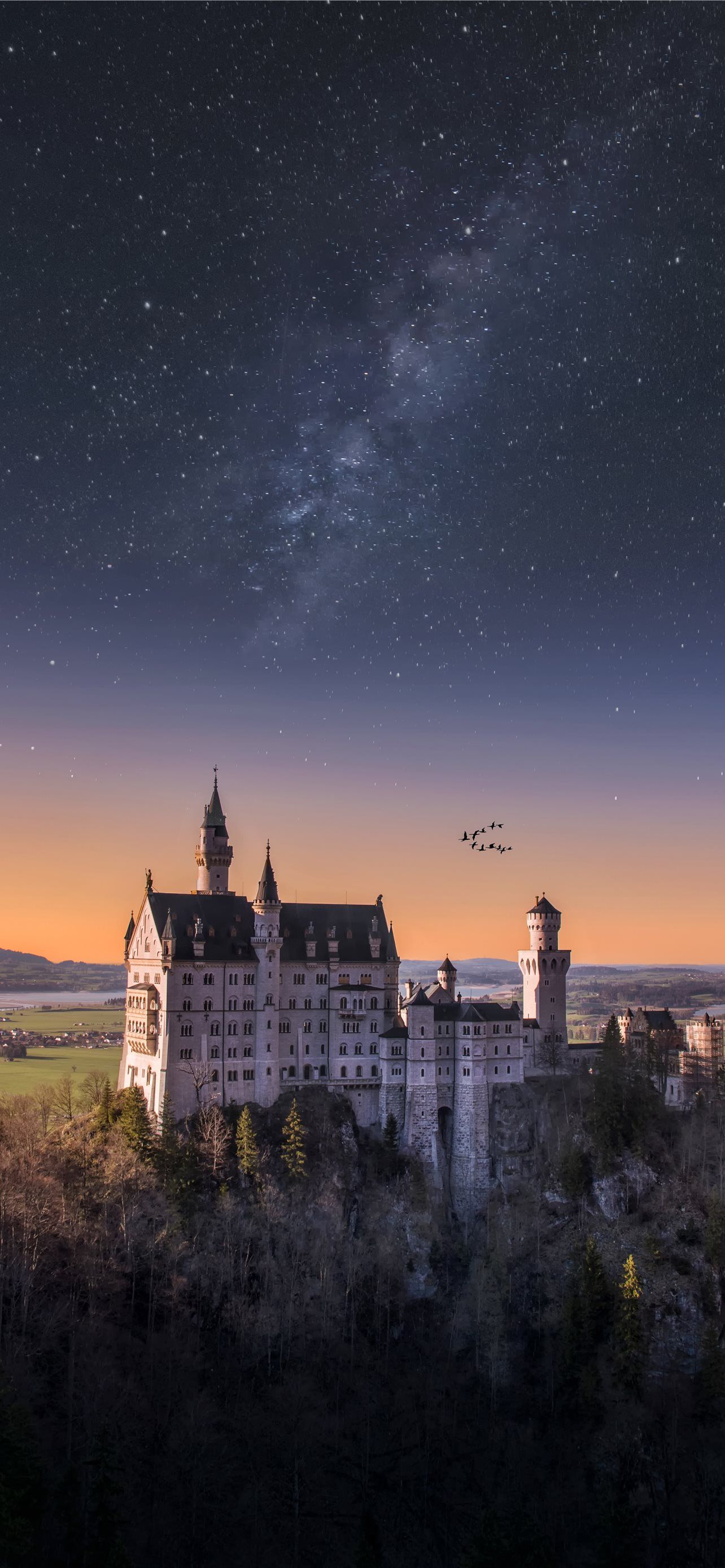 Schloss Neuschwanstein, Bayern, Milchstraße, Sternenhimmel, Dämmerung, Full HD, iPhone-Hintergrundbild
