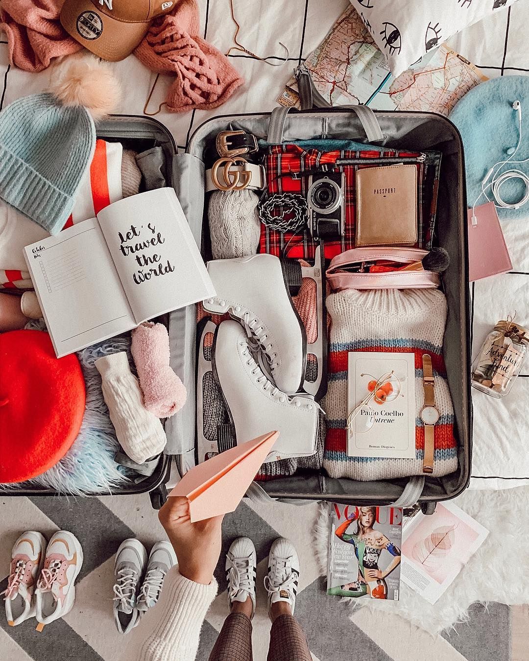 Offener Koffer, Packen, Kleidung, Vogelperspektive, Rosa, Flatlay, Hintergrundbild fürs iPad