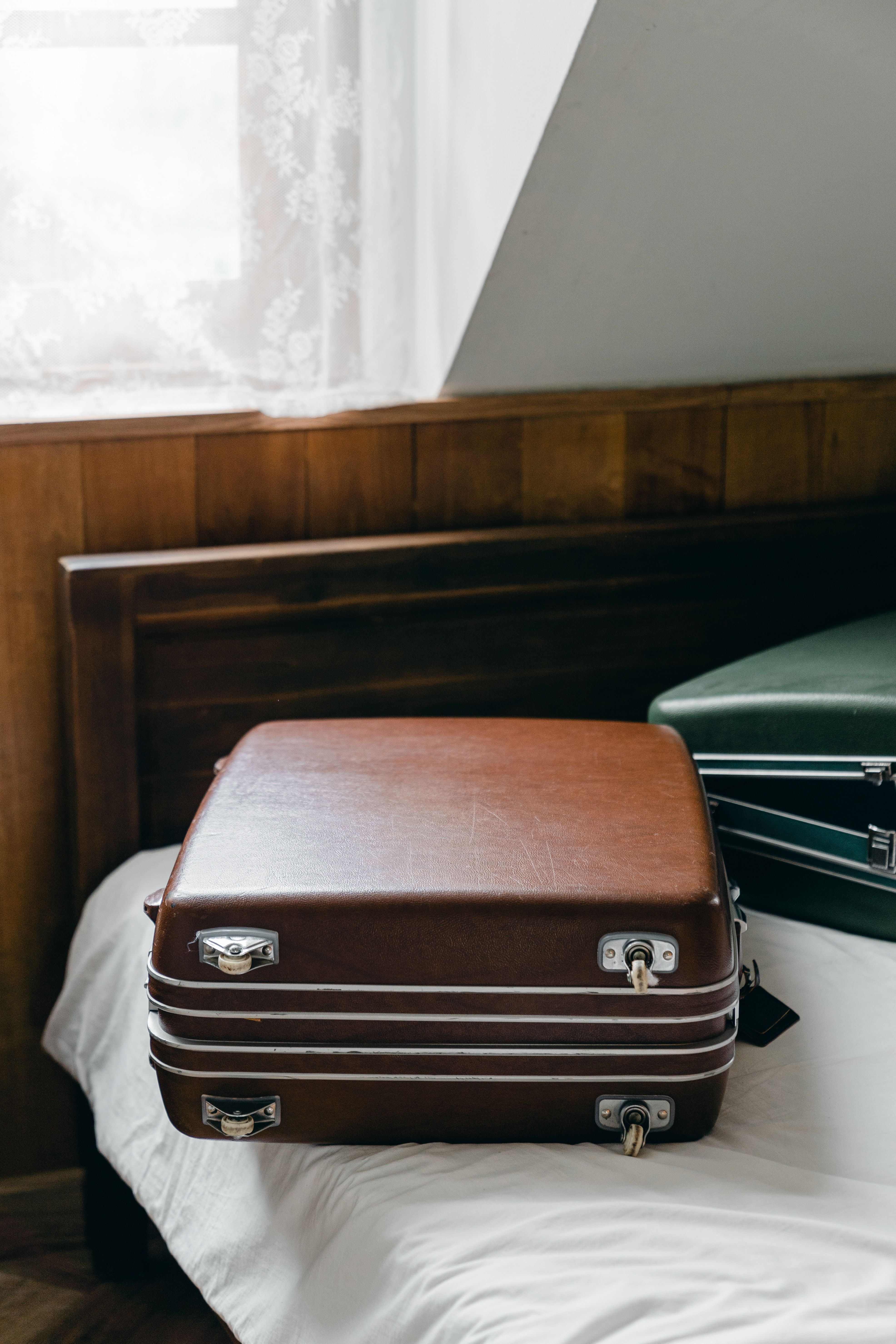 Koffer, Bett, Fenster, Hotelzimmer, Braun, Hochformat, Hintergrundbild fürs Smartphone