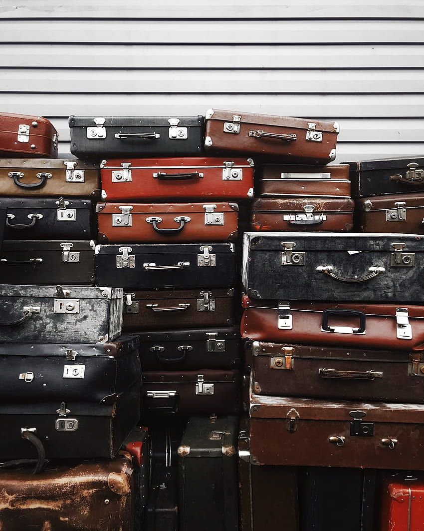 Kofferstapel, Alte Koffer, Vintage, Sammlung, Rot und Schwarz, Hintergrundbild fürs Tablet