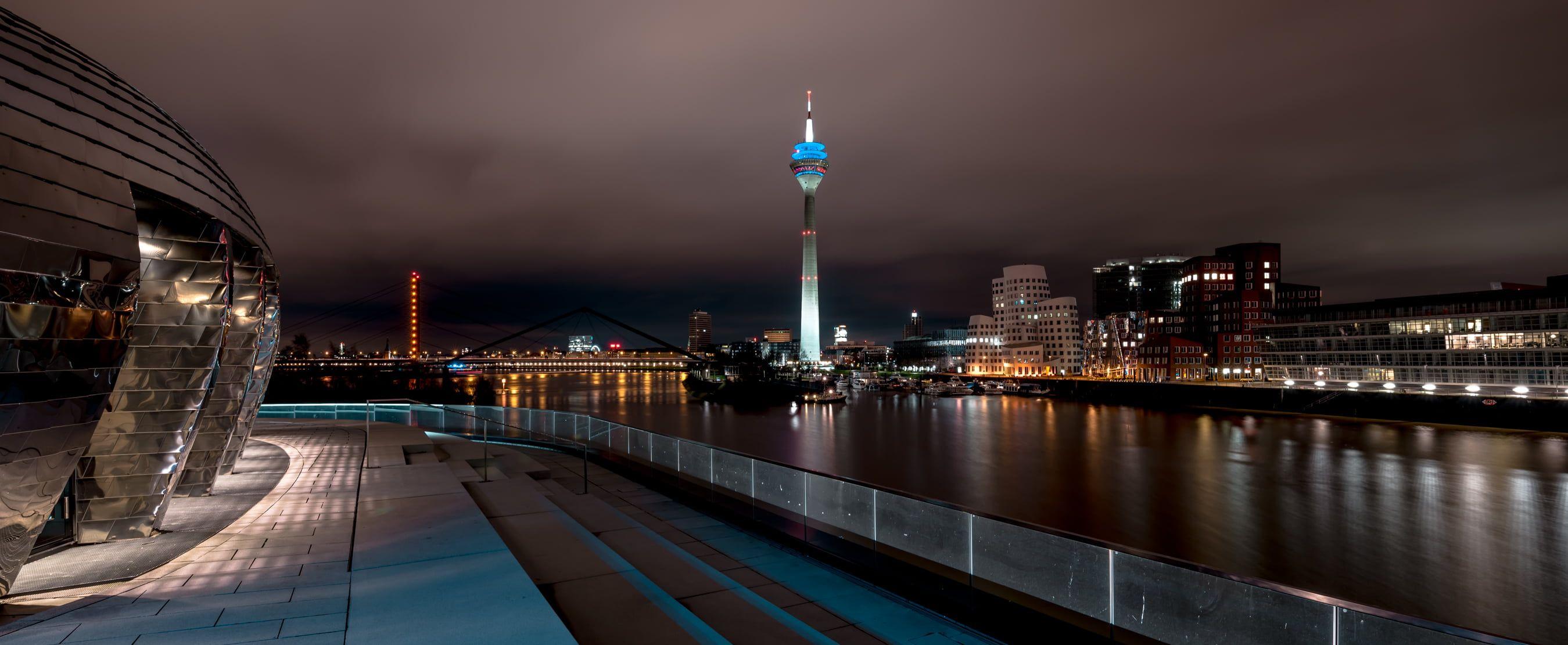 Rheinturm, Rhein, Skyline, Nacht, Uferpromenade, 2K, Desktop-Hintergrund für Windows