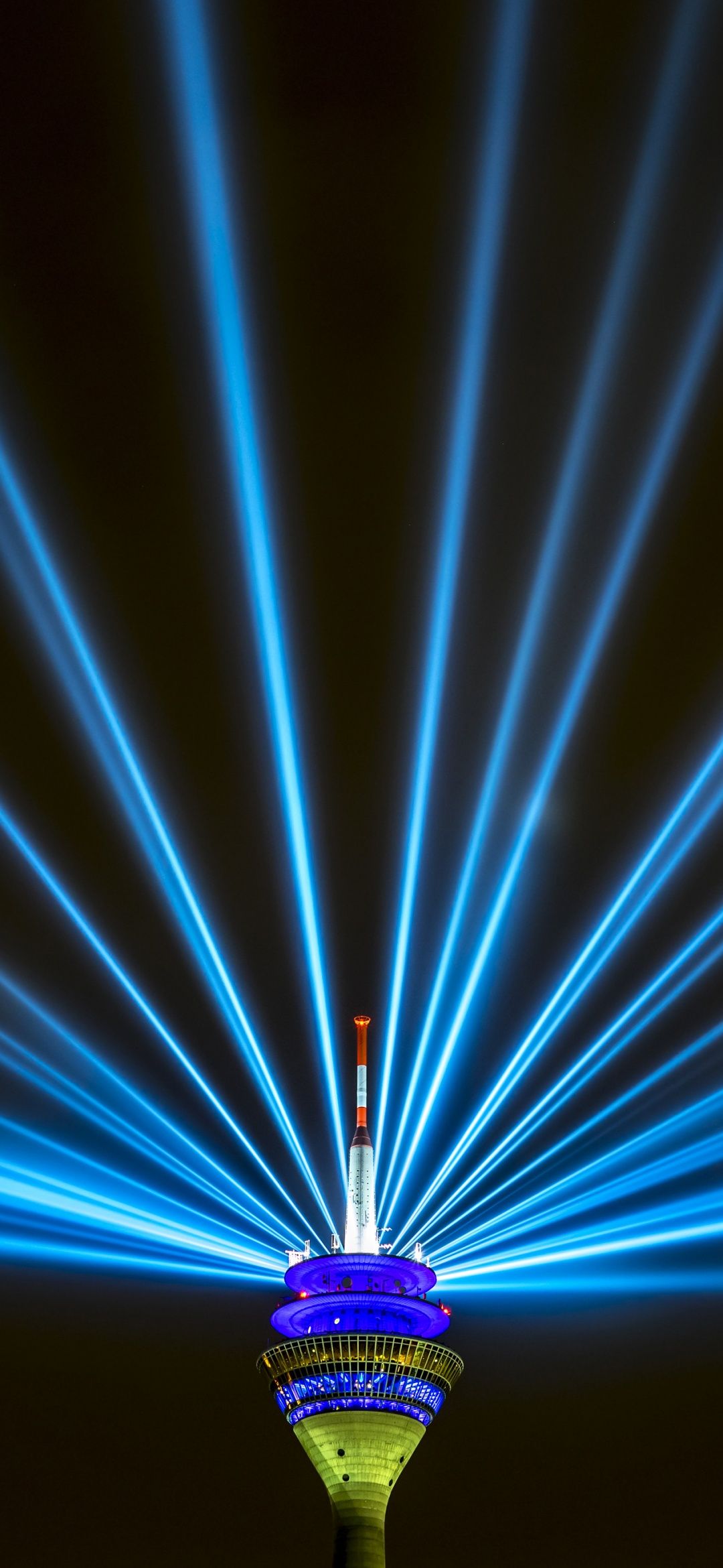 Rheinturm, Lichtshow, Blaue Strahlen, Nacht, Hochformat, Hintergrundbild fürs Handy