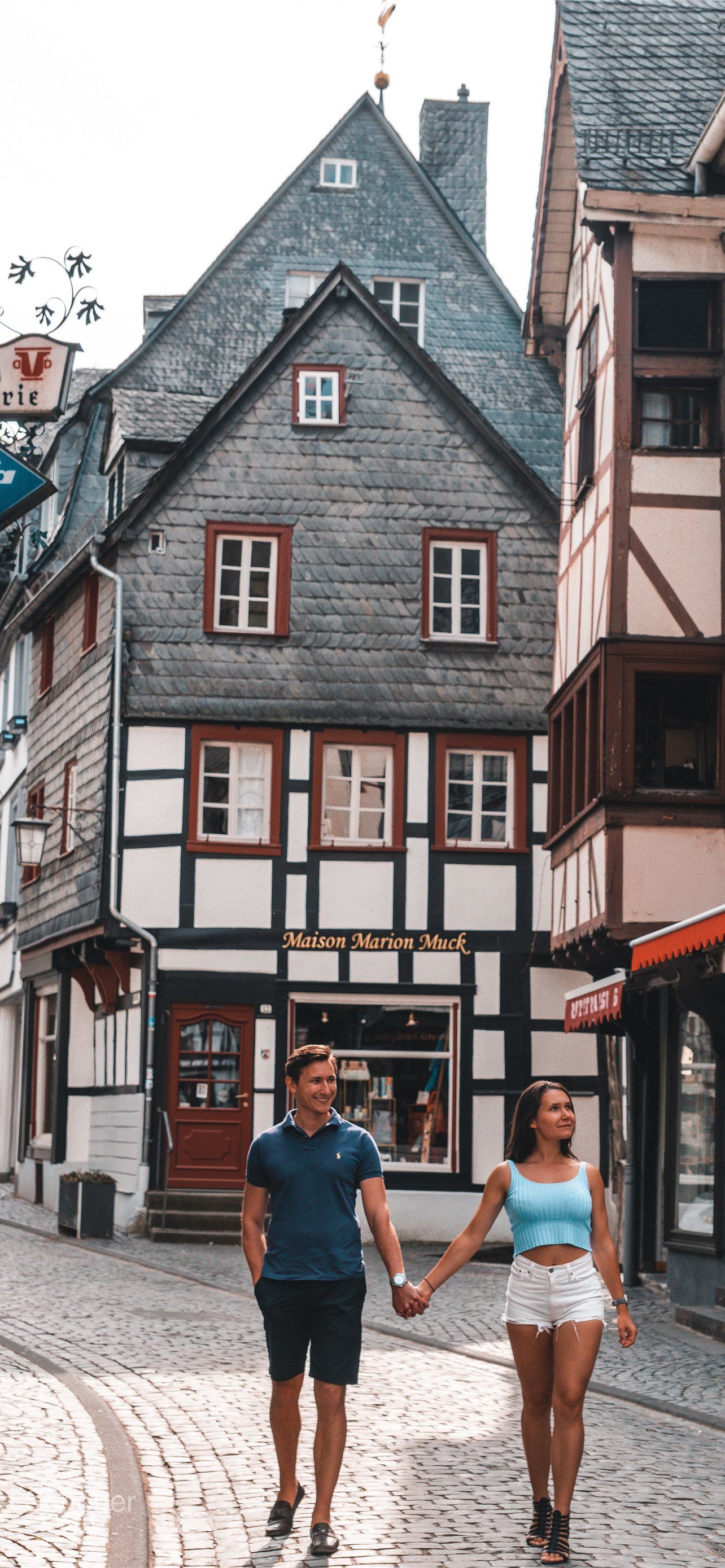 Fachwerkhaus, Altstadt, Paar, Gasse, Hochformat, Hintergrundbild für iPhone und Android
