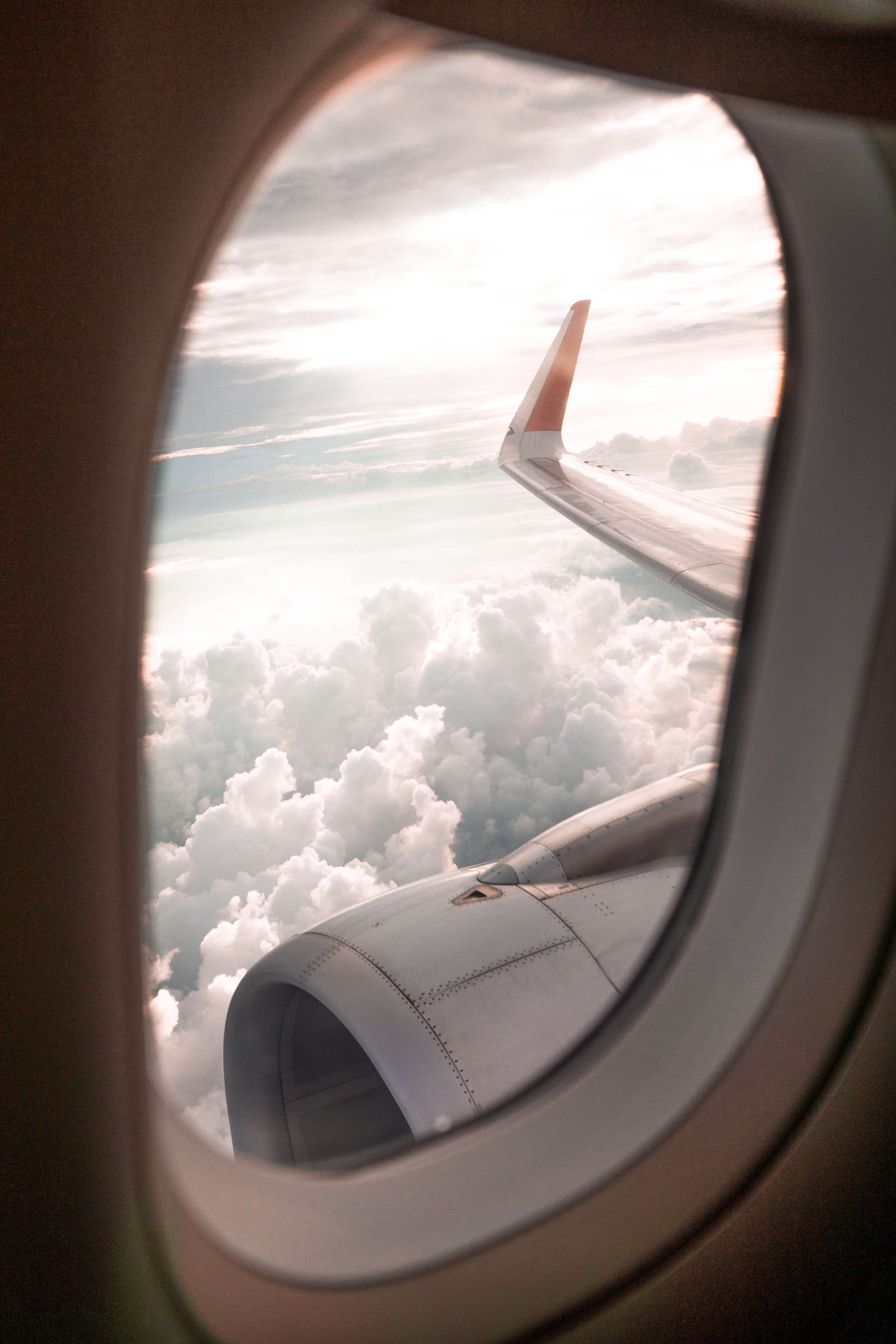 Flugzeugfenster, Wolken, Flugzeugflügel, Fliegen, QHD+, Handy-Hintergrund im Hochformat