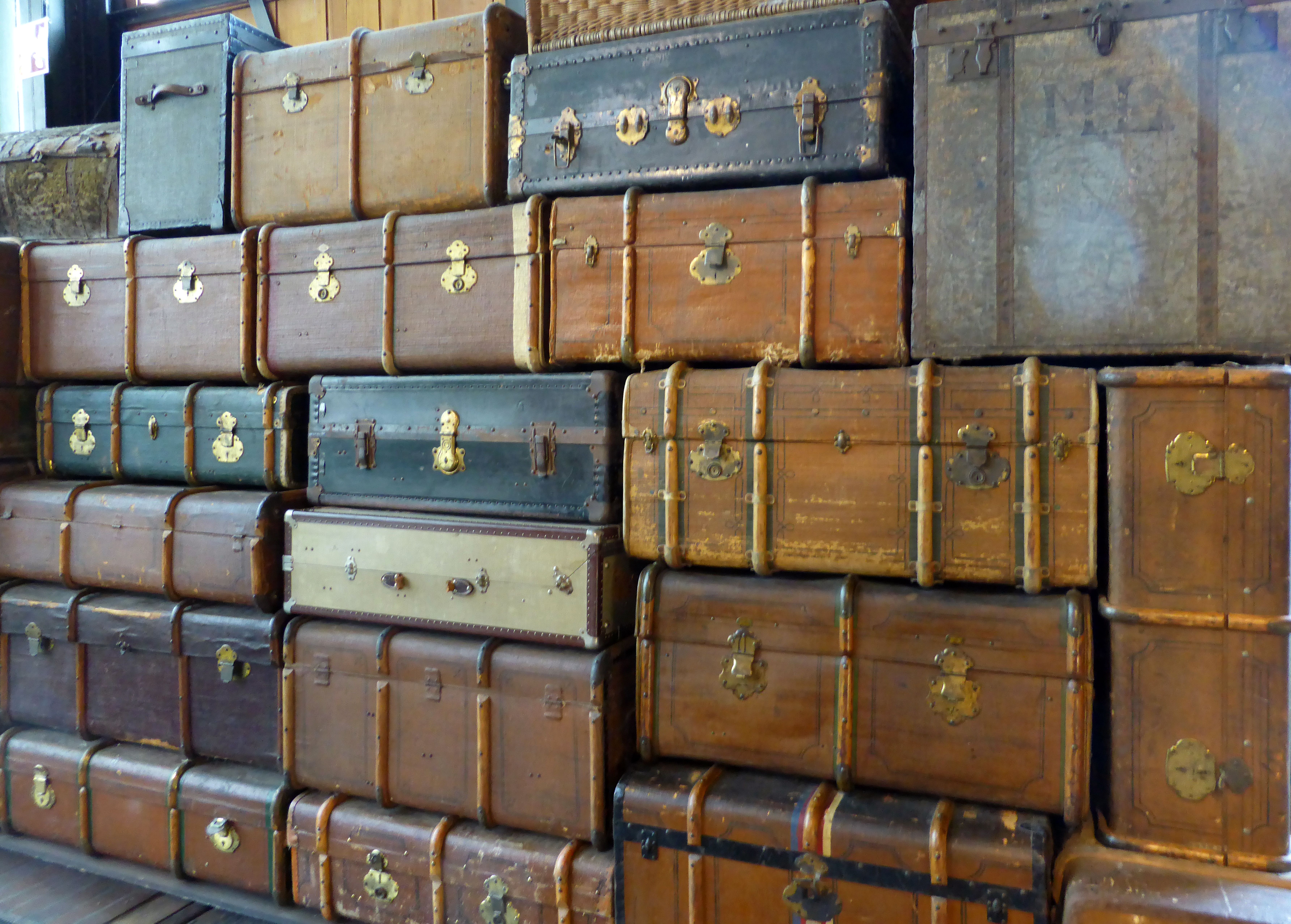 Kofferstapel, Alte Koffer, Vintage, Sammlung, Braun, 6K, Desktop-Hintergrund für Windows