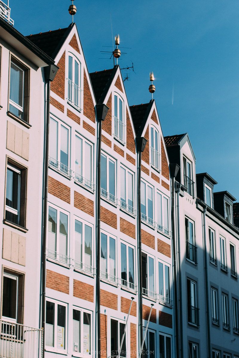 Häuserfassade, Giebel, Blauer Himmel, Architektur, Hochformat, HD, iPhone-Hintergrundbild