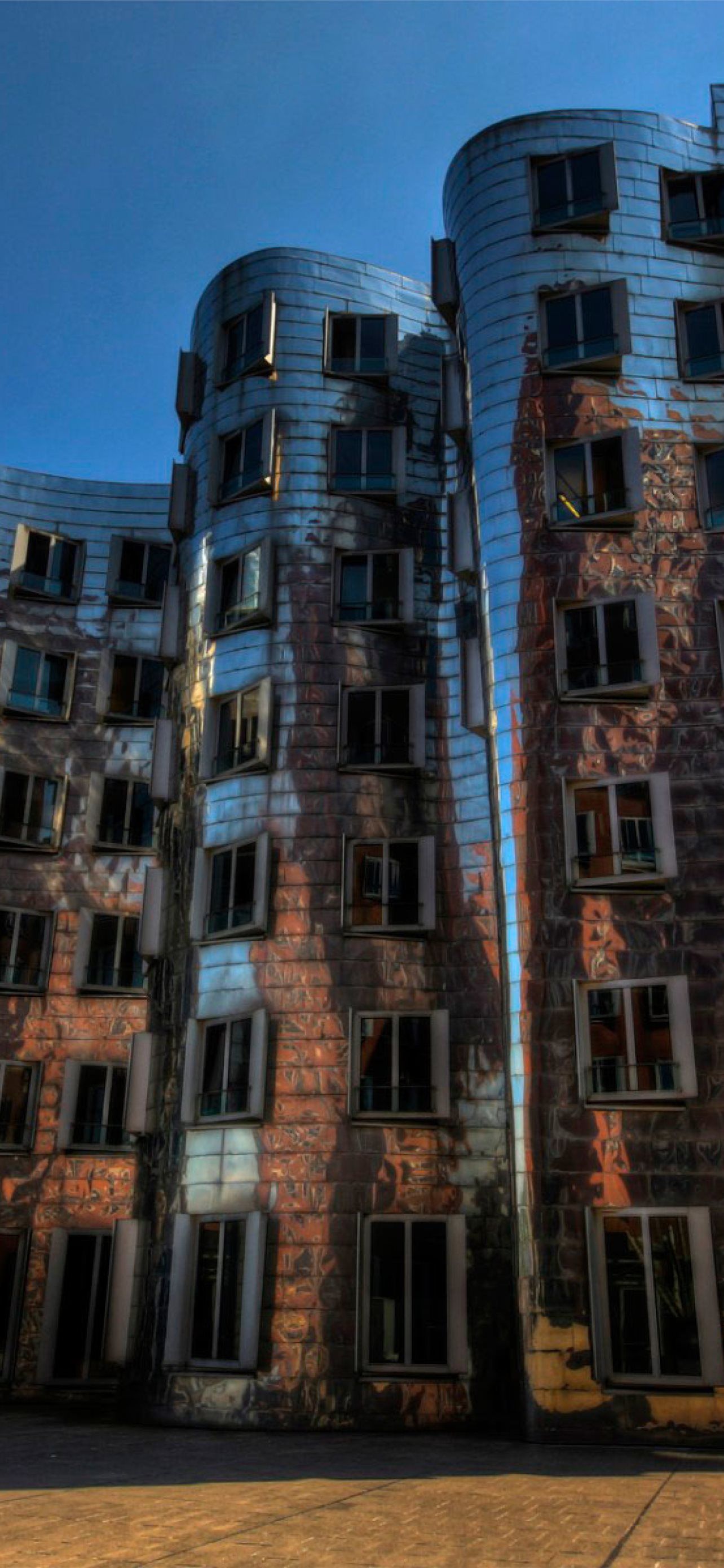 Neuer Zollhof, Gehry-Bauten, Medienhafen, Silberfassade, Hochformat, Full HD, Handy-Hintergrund