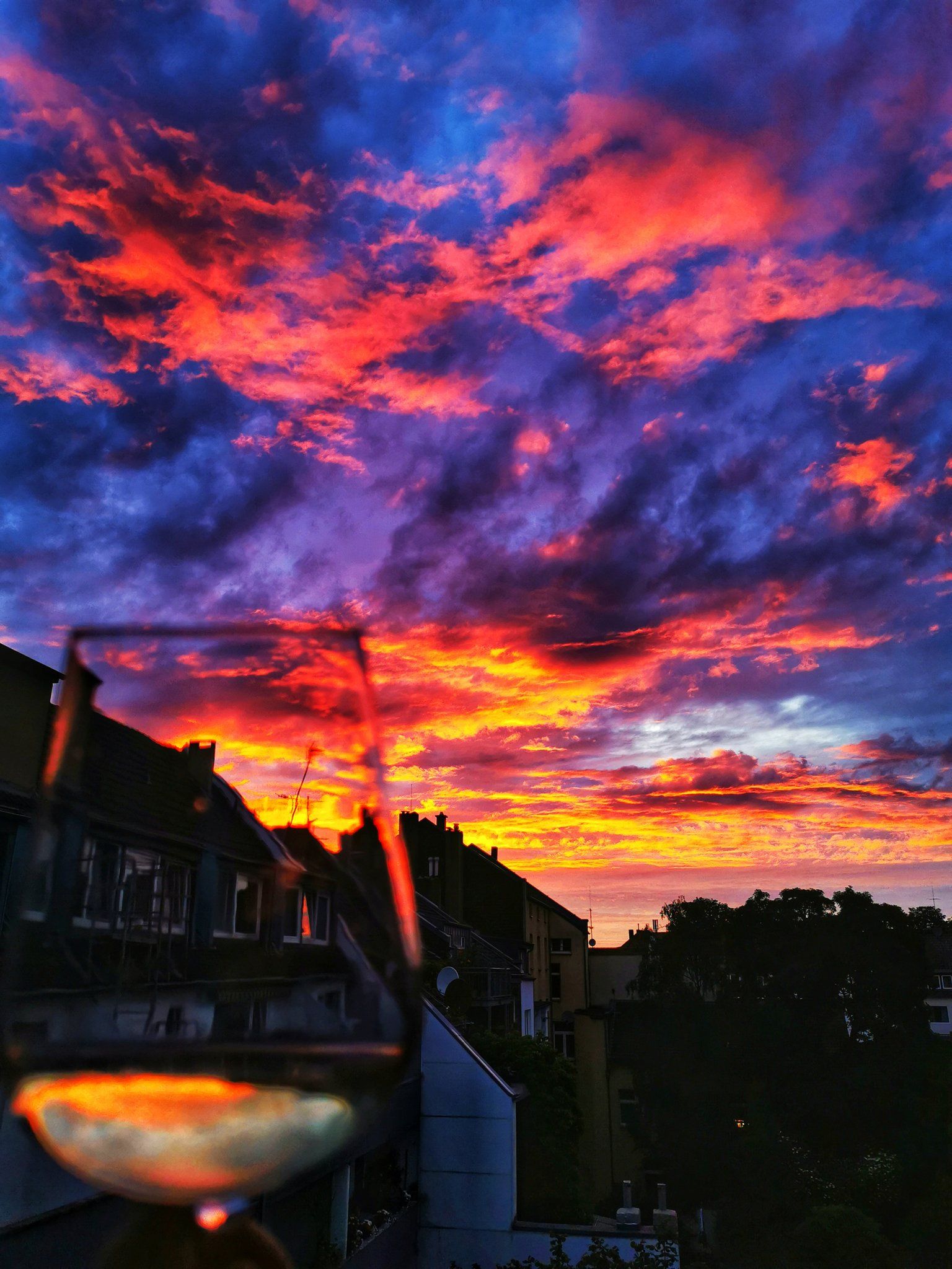 Sonnenuntergang, Dramatischer Himmel, Rote Wolken, Dächer, Cocktail, Hintergrundbild fürs iPad