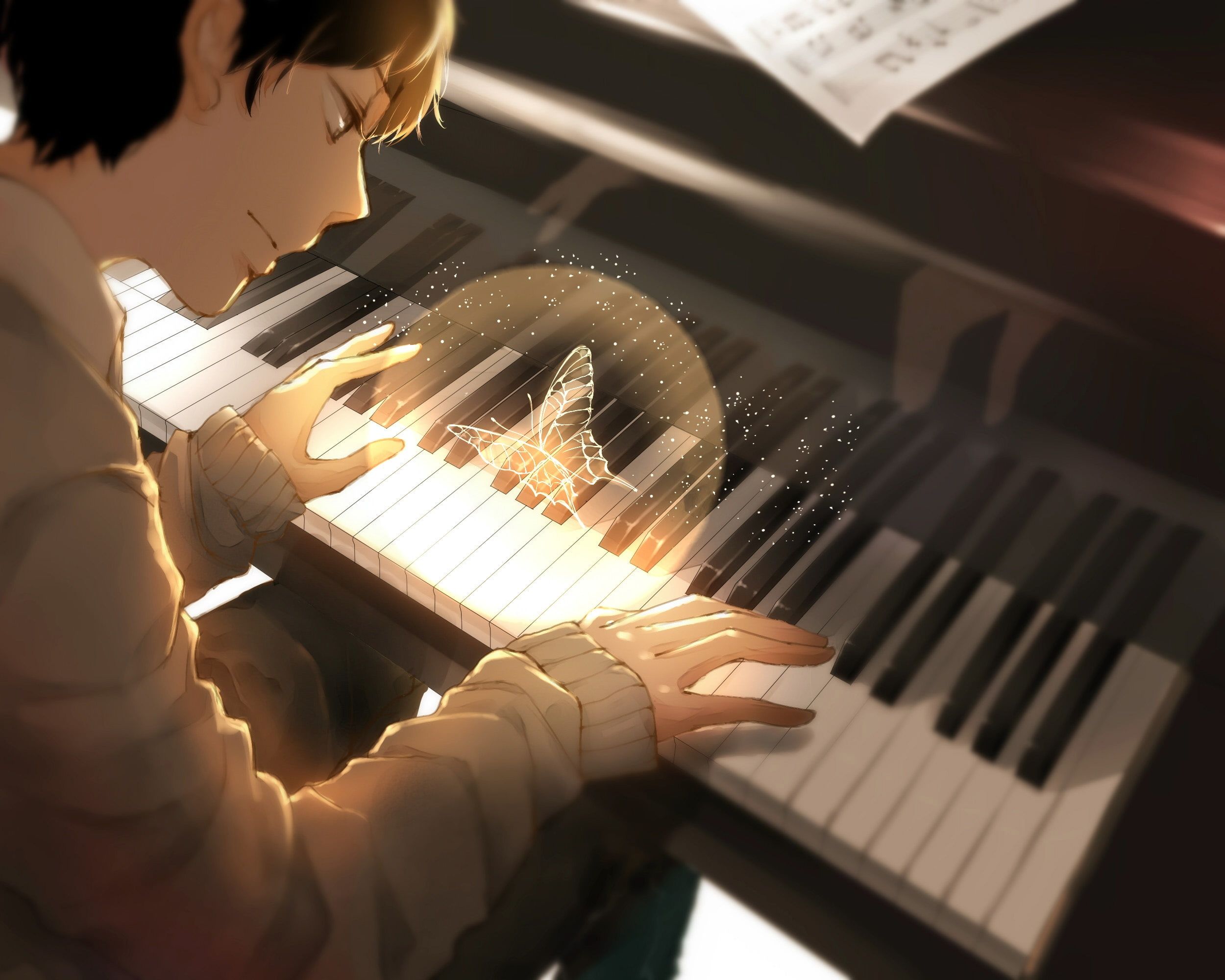 Junge am Klavier, Klavierspielen, Leuchtende Tasten, Notenblatt, Warmes Licht, Full-HD-Hintergrundbild