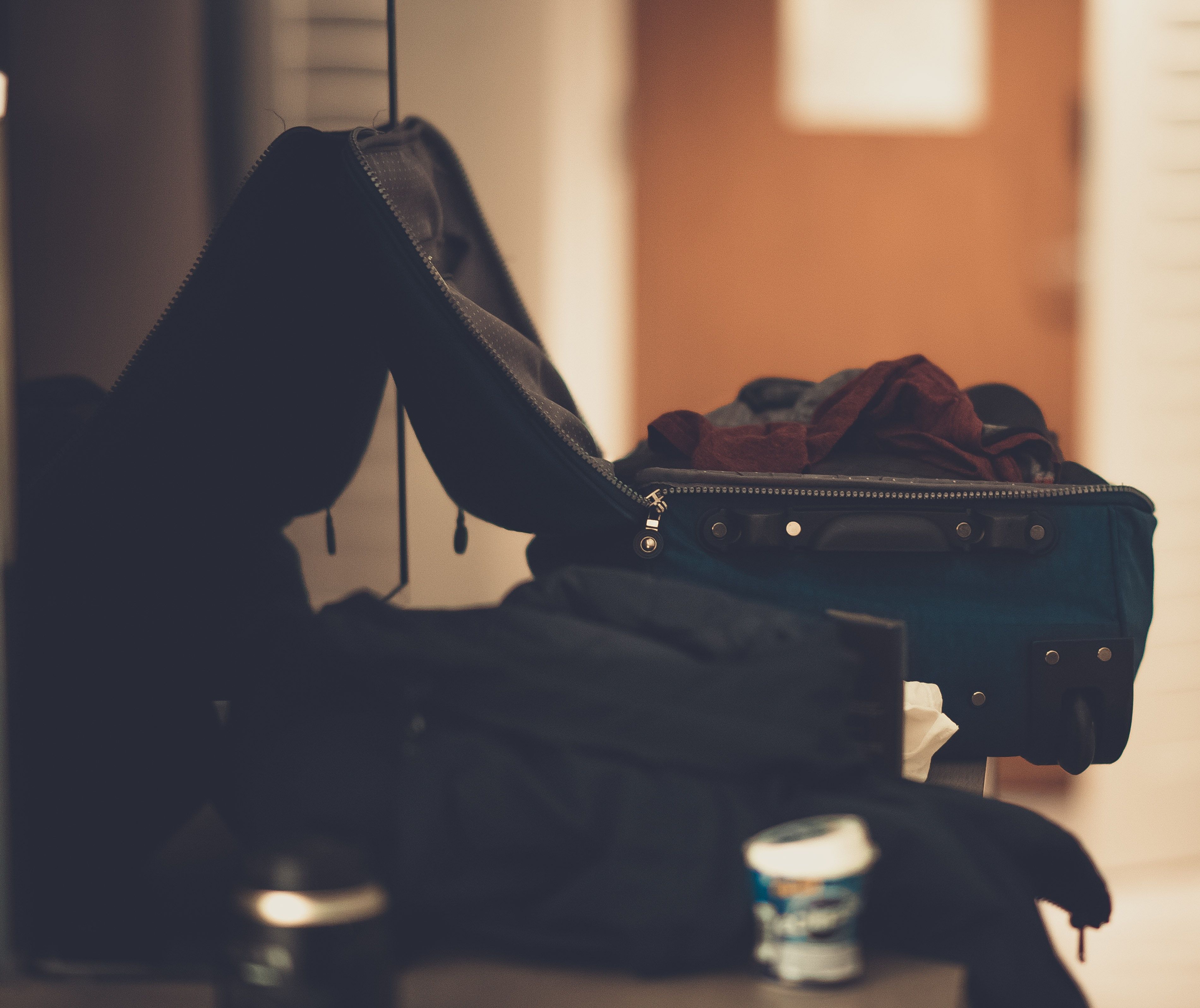 Offener Koffer, Kleidung, Zimmer, Dunkle Töne, Packen, 2K, Desktop-Hintergrund für Windows
