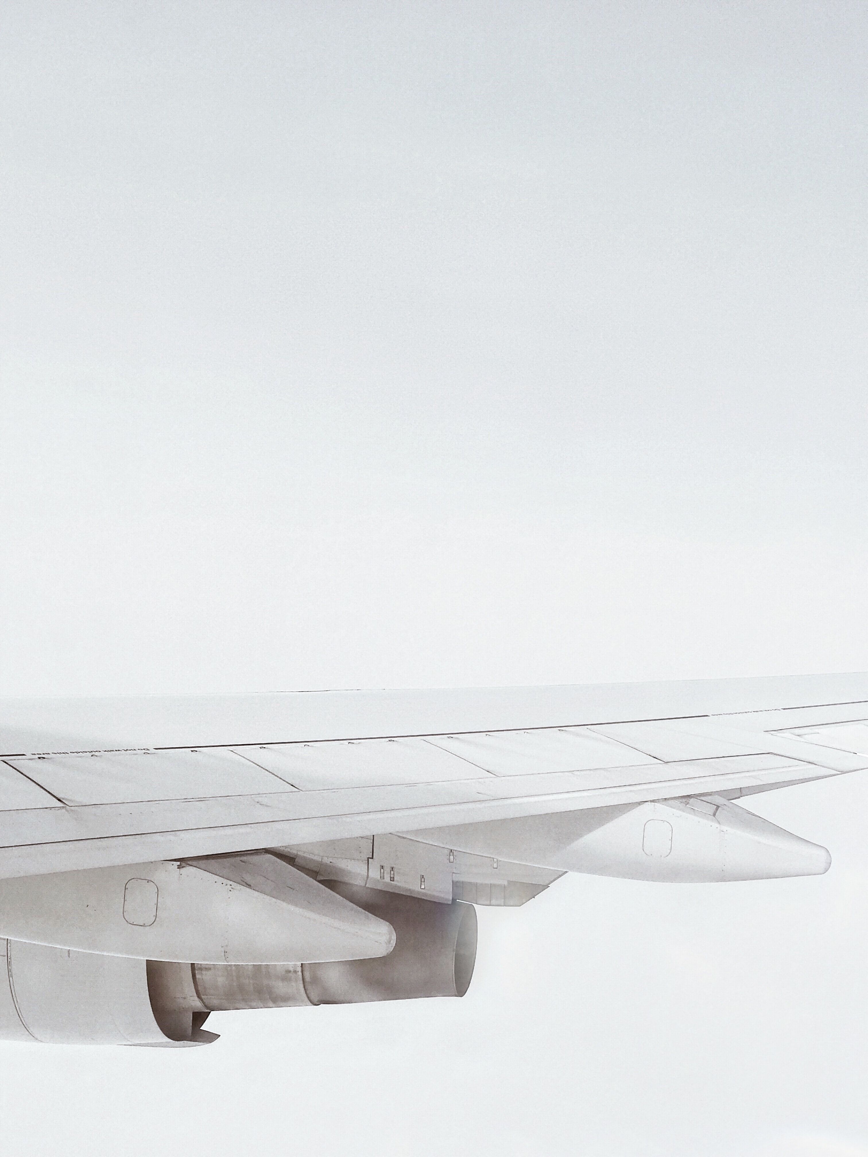 Flugzeugflügel, Triebwerk, Weiß, Minimalismus, Nebel, QHD+, Hintergrundbild fürs Tablet