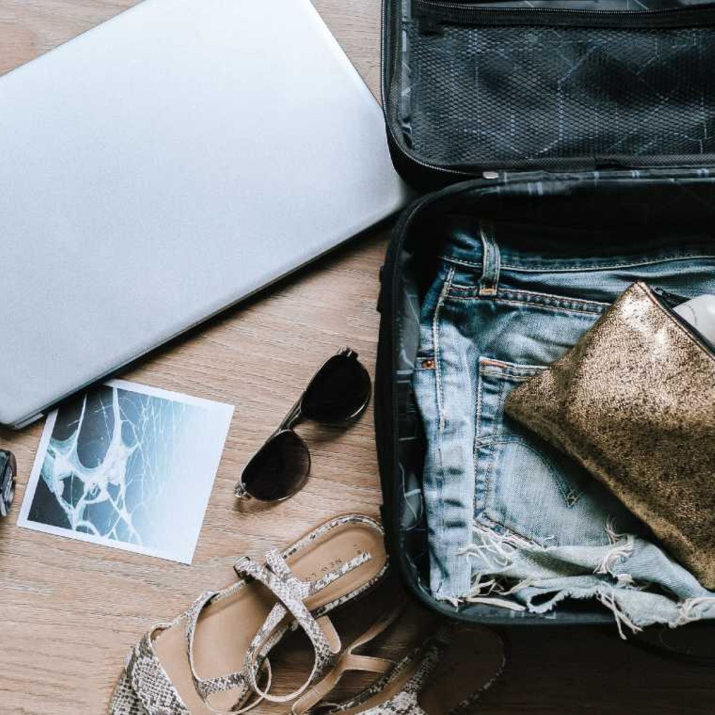 Offener Koffer, Jeans, Sonnenbrille, Laptop, Flatlay, Reiseplanung, HD, Tablet-Hintergrund
