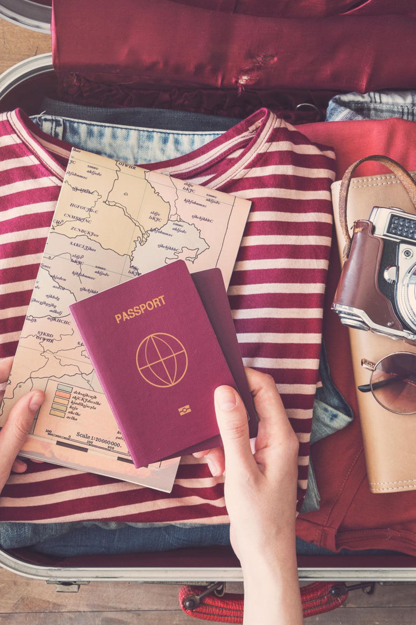 Offener Koffer, Reisepass, Landkarte, Gestreiftes Shirt, Packen, Kamera, Android-Hintergrundbild