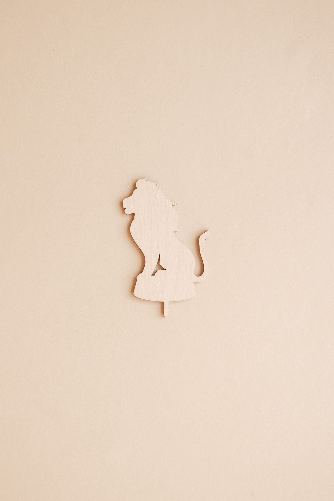 Löwensilhouette, Beige, Minimalistisch, Scherenschnitt, Hintergrundbild für iPhone und Android