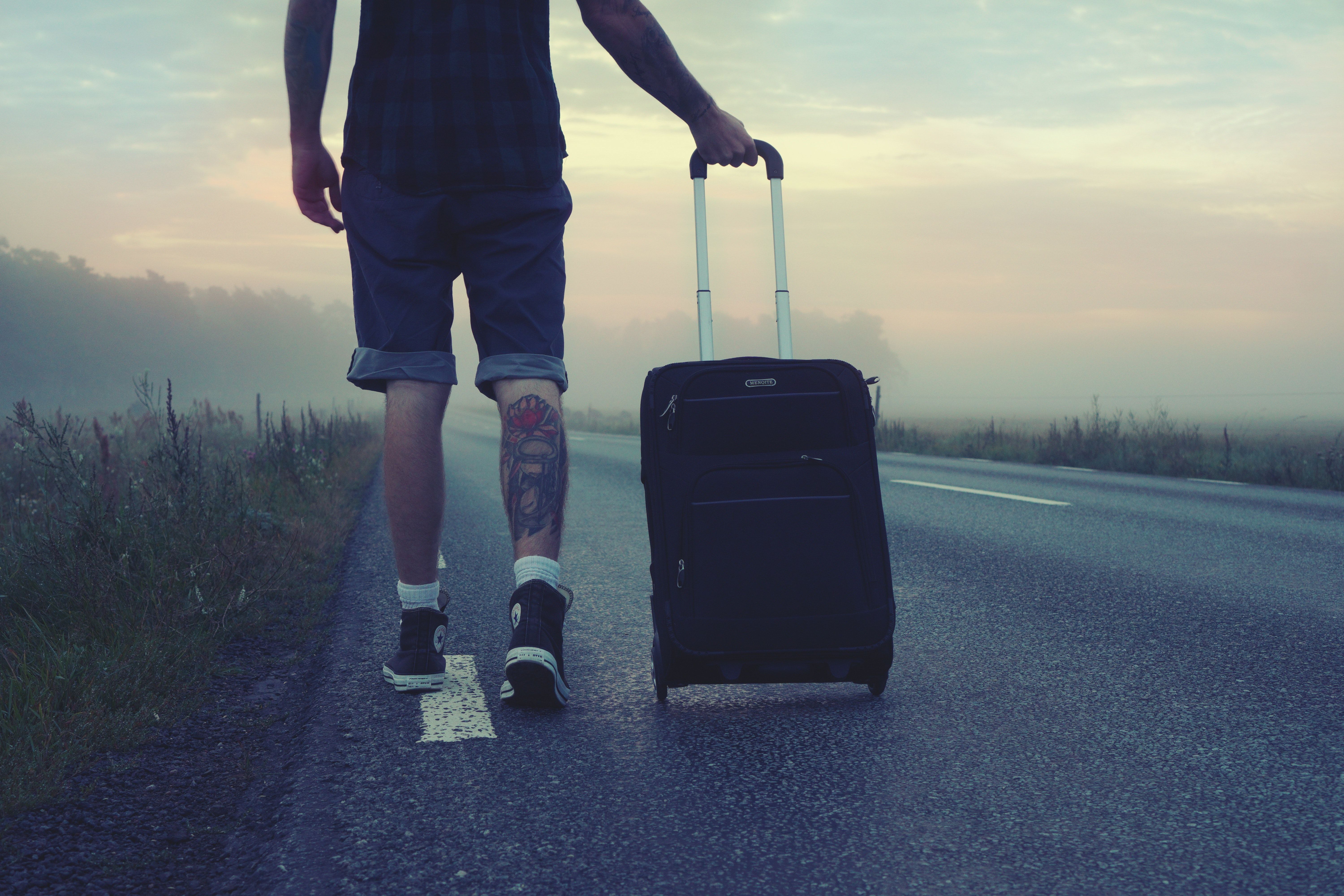 Trolley, Reisender, Straße, Nebel, Morgendämmerung, Abenteuer, 6K, Laptop-Hintergrundbild