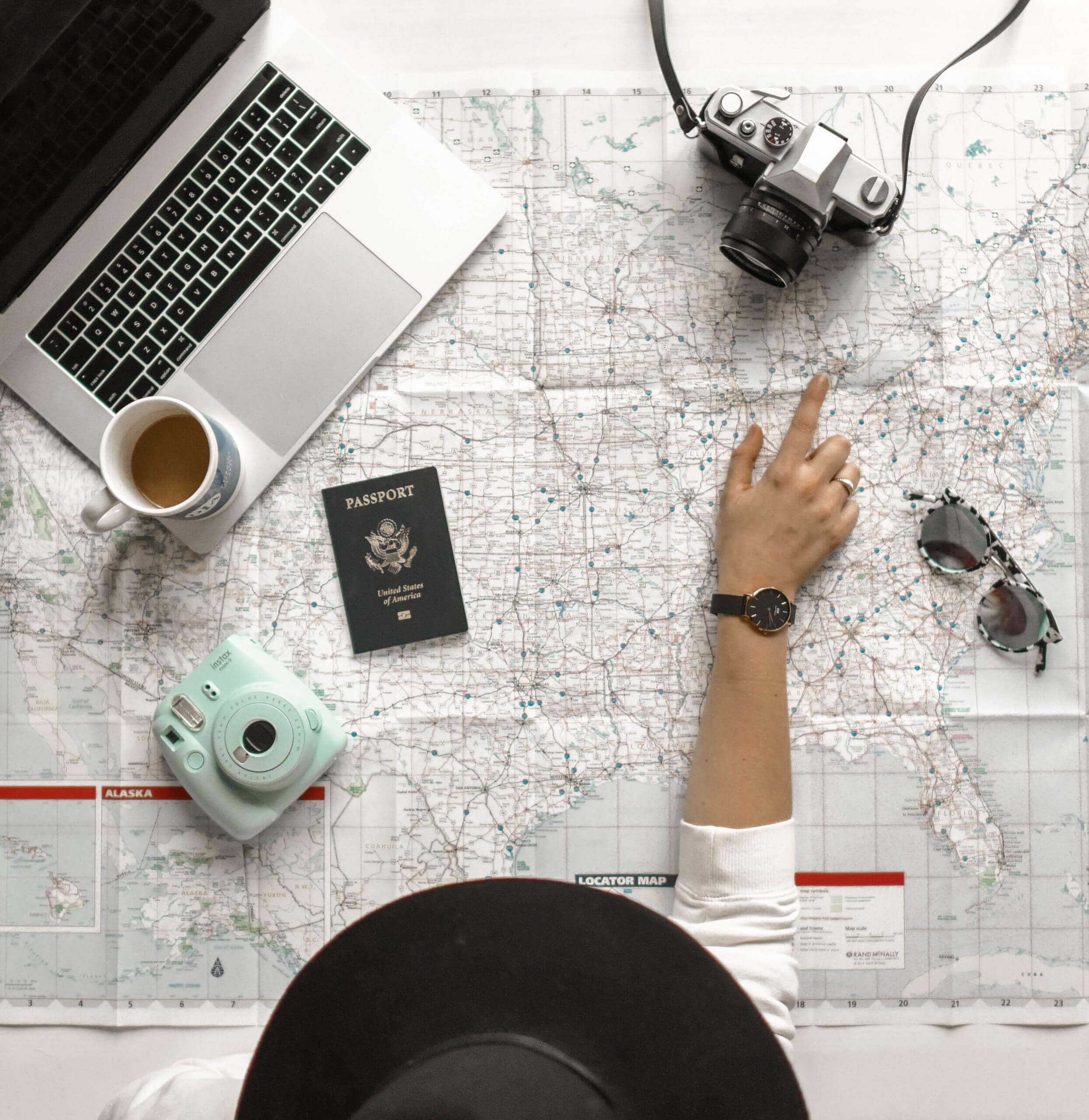 Weltkarte, Reisepass, Laptop, Kamera, Reiseplanung, Flatlay, 2K, iPad-Hintergrundbild