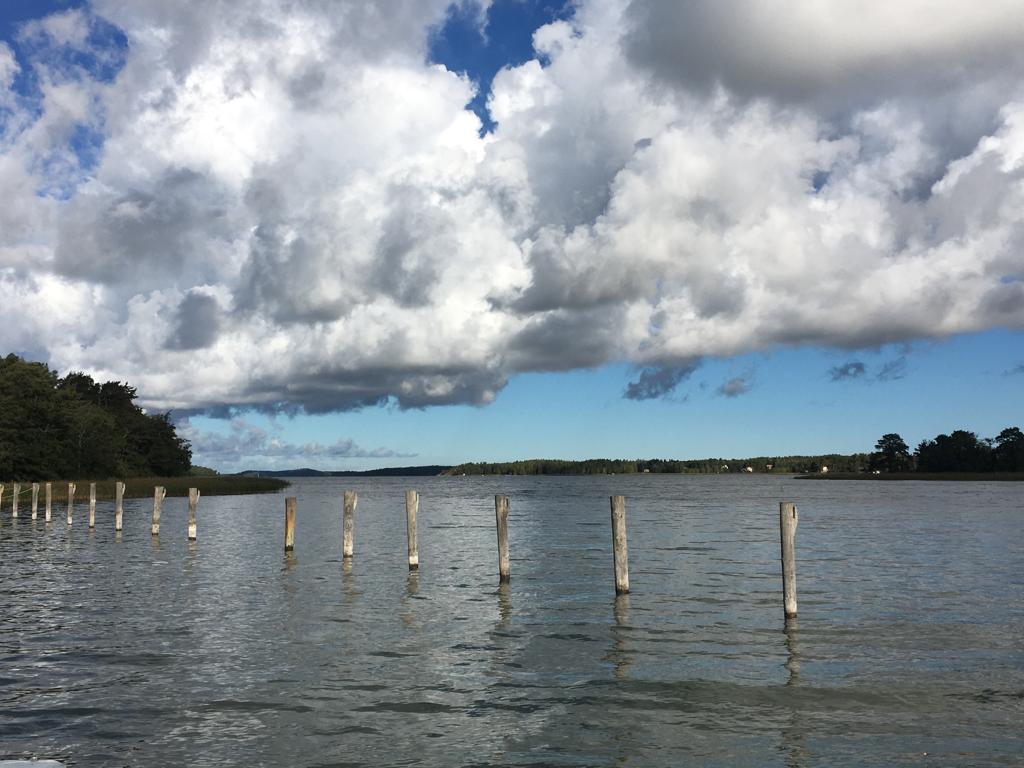 See, Holzpfähle, Wolken, Blauer Himmel, Landschaft, Hintergrundbild für iPad und Tablet