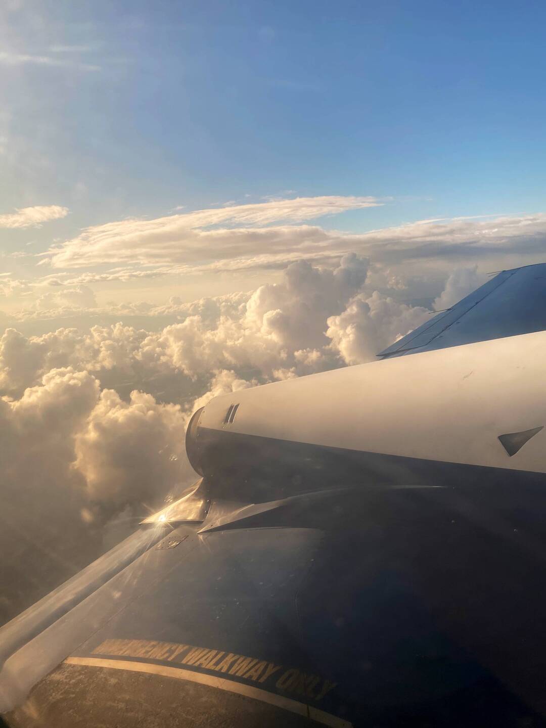Flugzeugflügel, Wolken, Sonnenlicht, Fliegen, Himmel, Full HD, iPad-Hintergrundbild