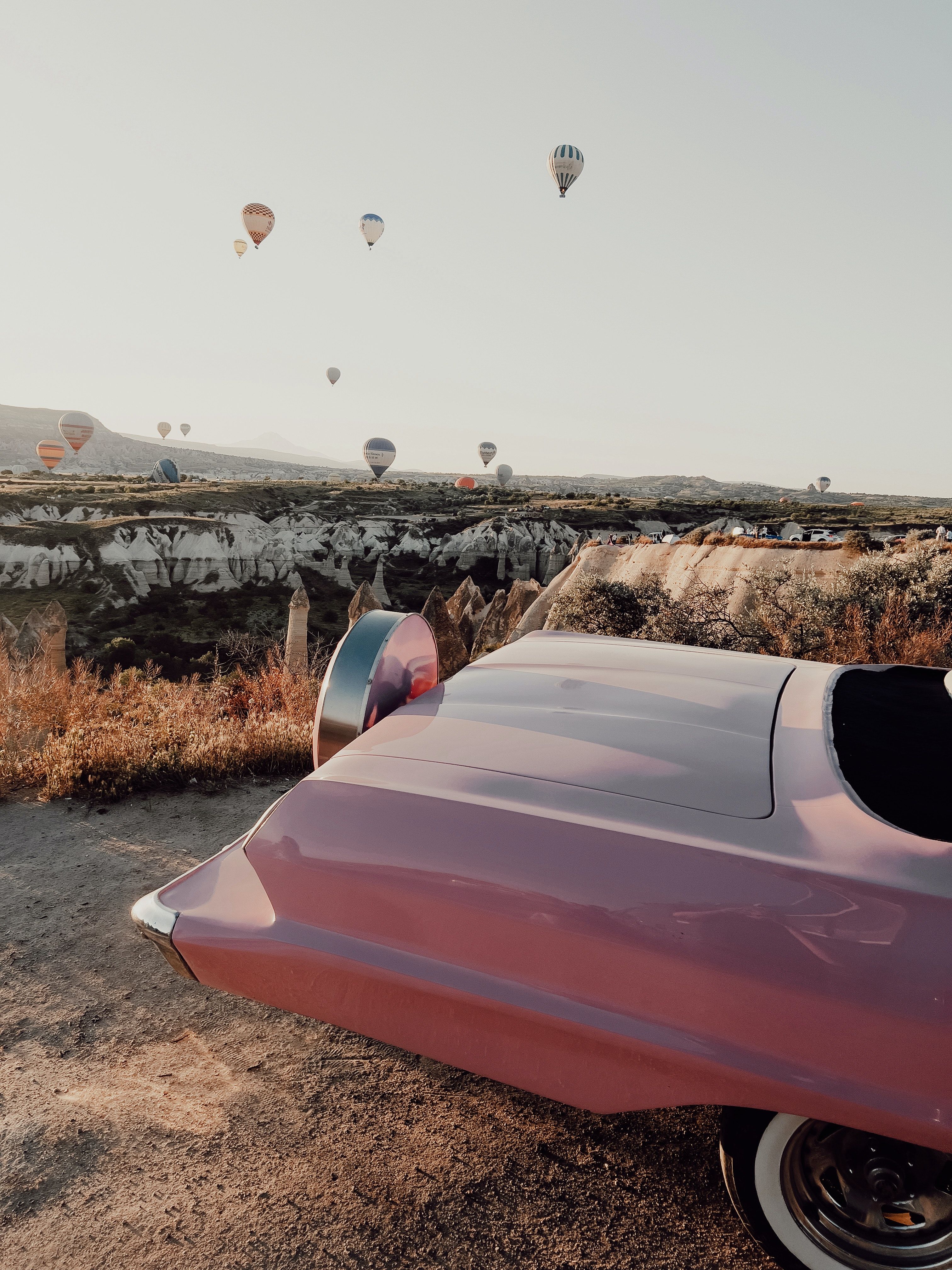 Kappadokien, Türkei, Heißluftballons, Oldtimer, Rosa Auto, Hintergrundbild fürs Tablet