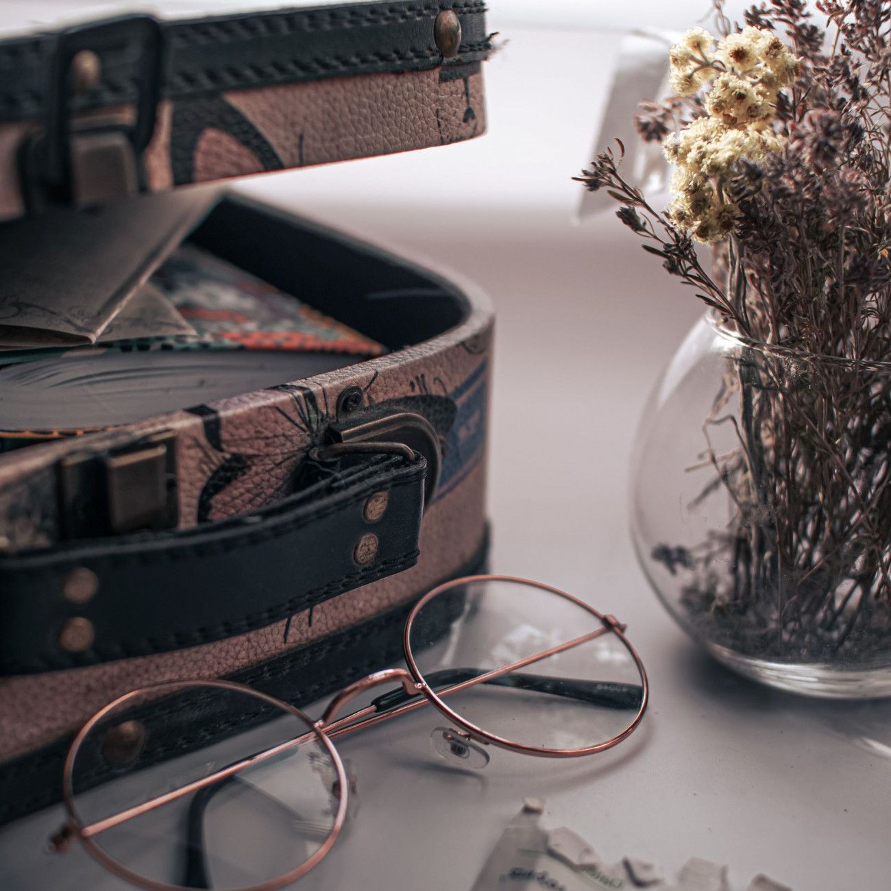 Offener Koffer, Brille, Trockenblumen, Vintage, Stillleben, HD, Tablet-Hintergrund