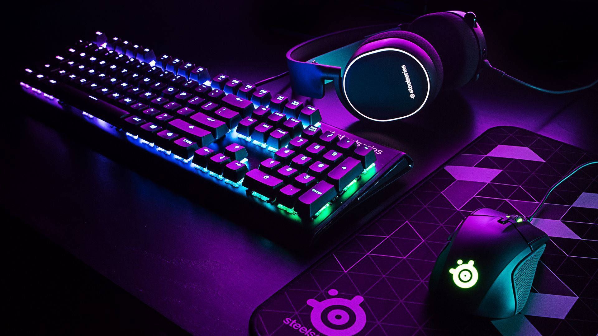 SteelSeries, RGB-Tastatur, Gaming-Maus, Headset, Lila, Gaming-Setup, 1920x1080, PC-Hintergrundbild