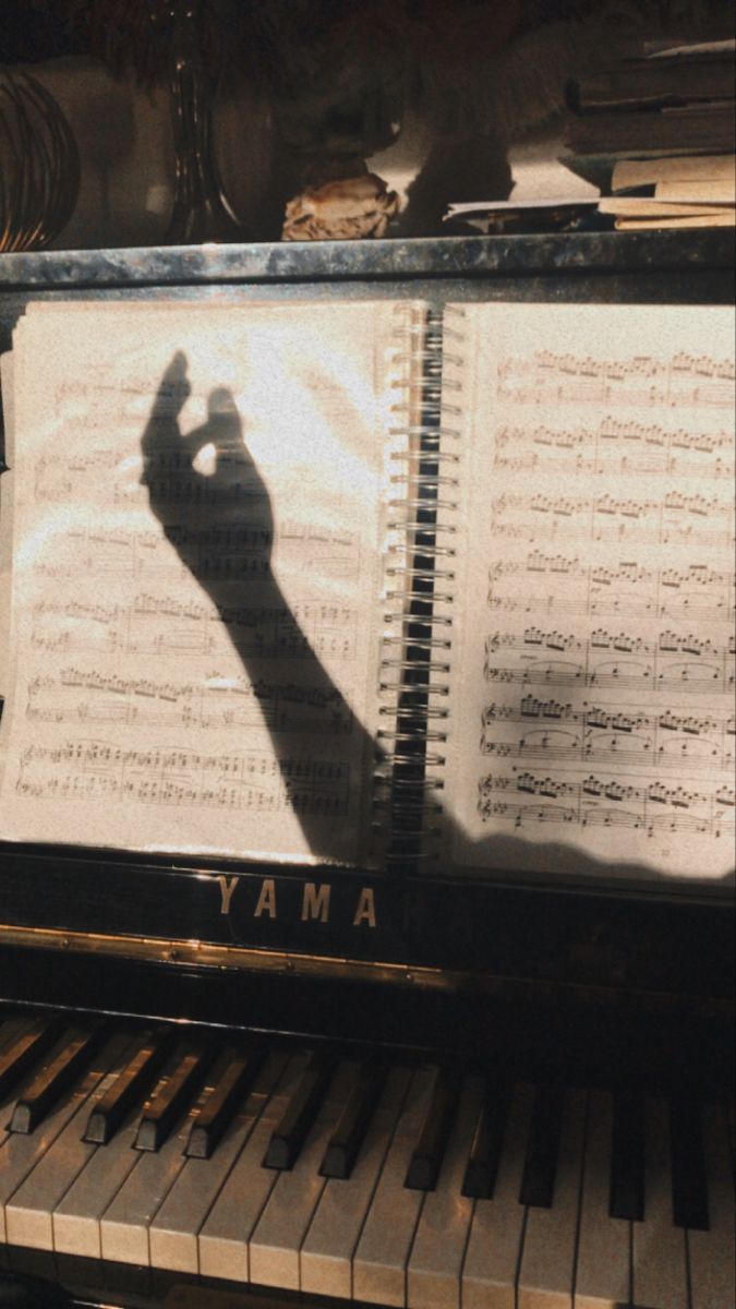 Yamaha, Klavier, Notenblätter, Handschatten, Sepia, Hochformat, Hintergrundbild fürs Smartphone