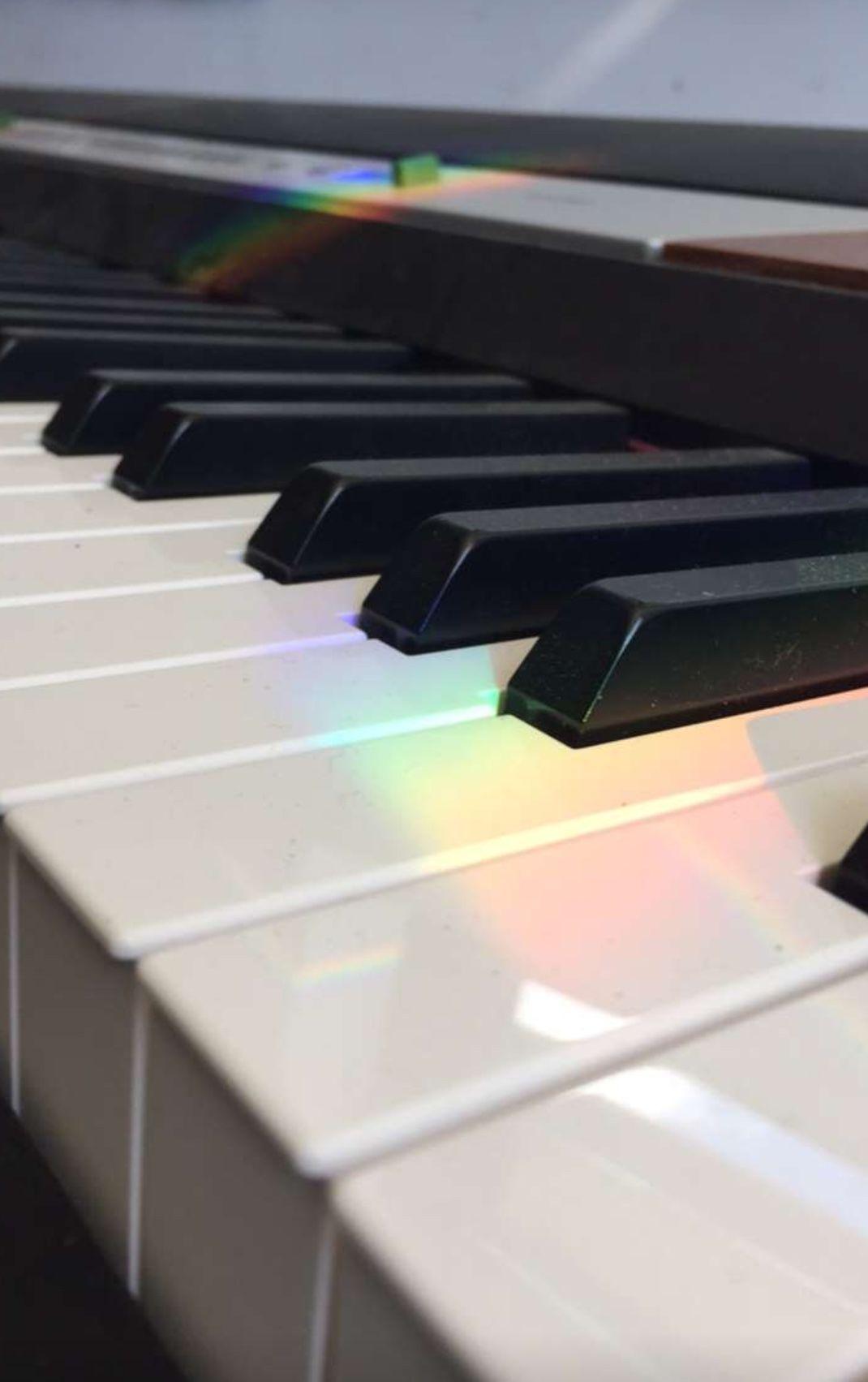 Klaviertasten, Regenbogenlicht, Nahaufnahme, Hell, HD, Hintergrundbild fürs Handy