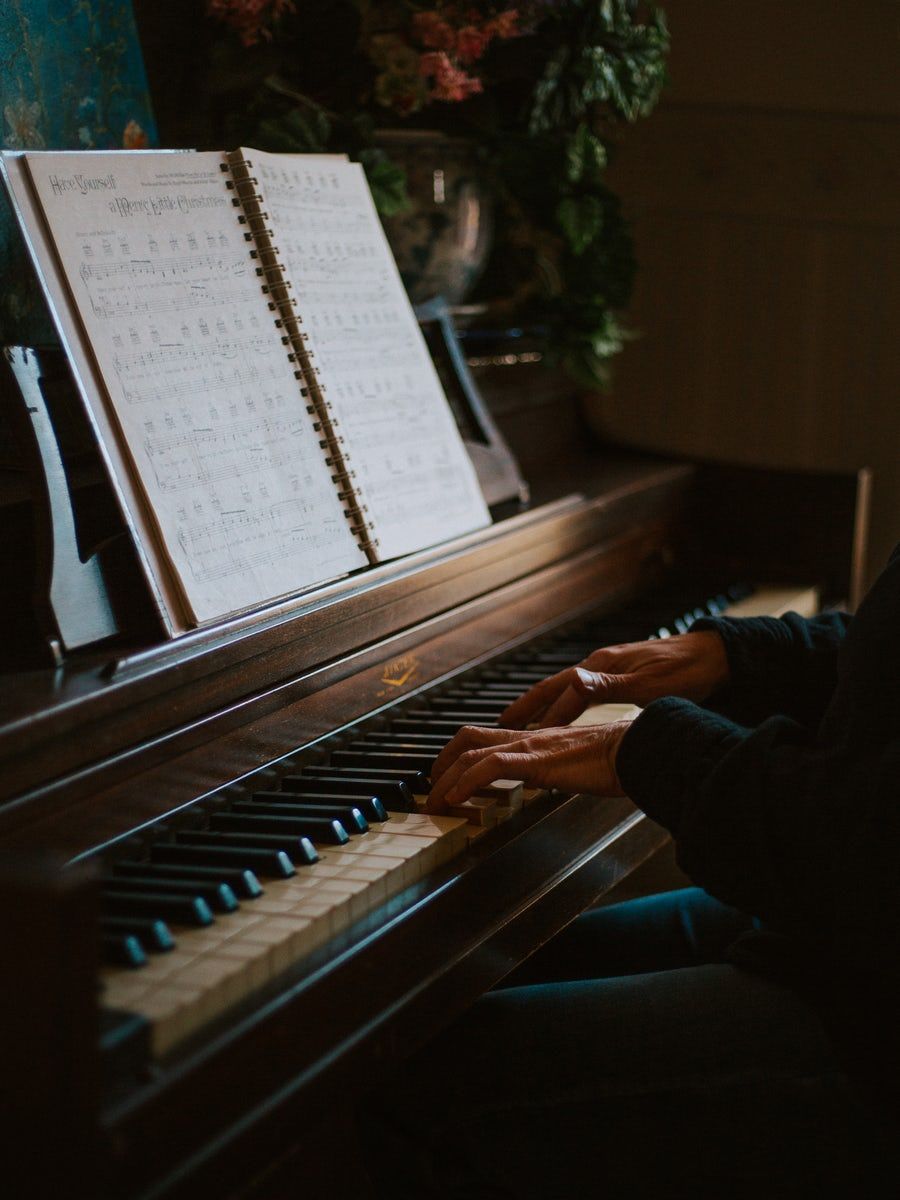 Klavierspielen, Hände, Notenblätter, Dunkel, Pianist, HD, Hintergrundbild fürs Tablet