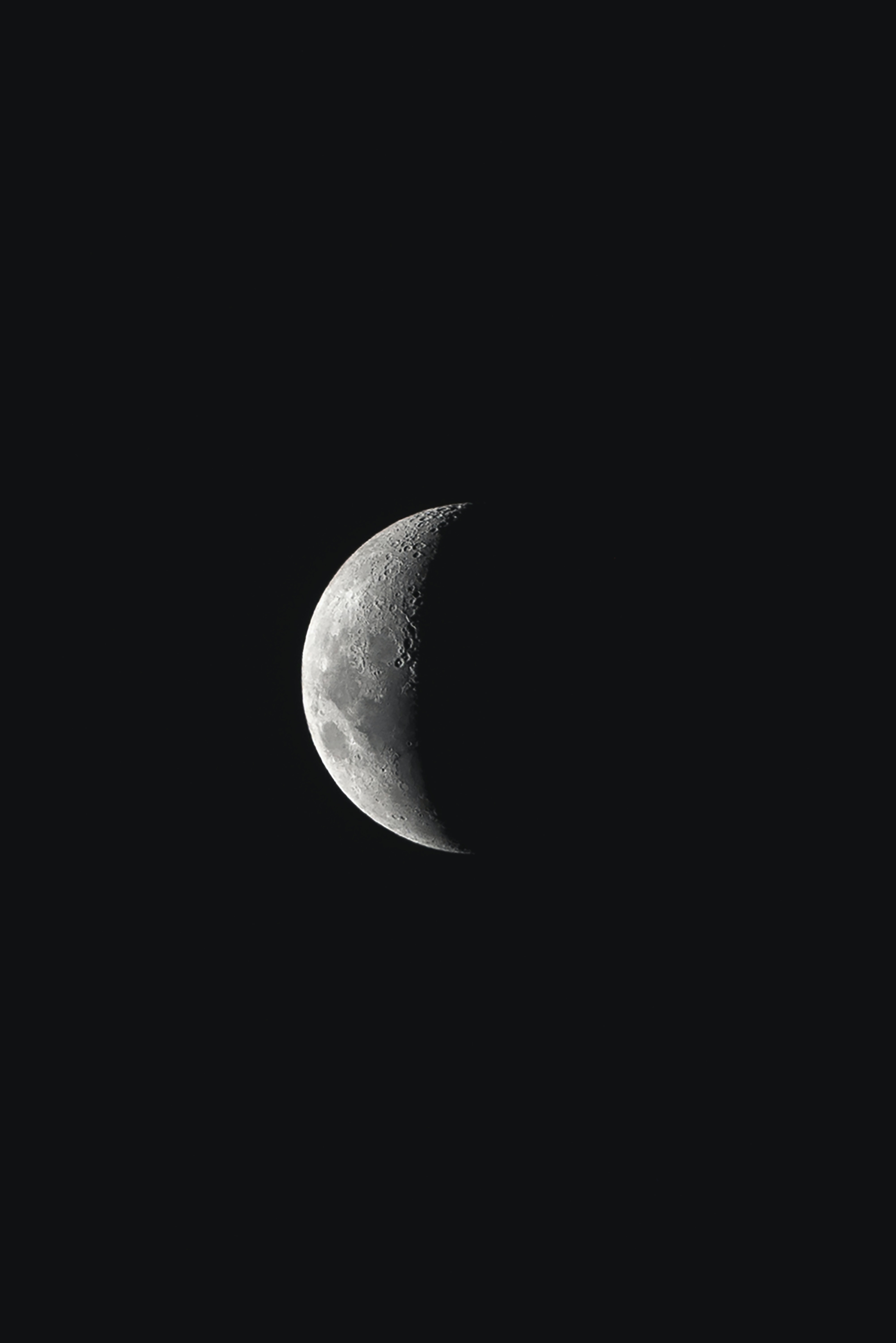 Mond, Halbmond, Minimalismus, Schwarzer Hintergrund, QHD+ Wallpaper