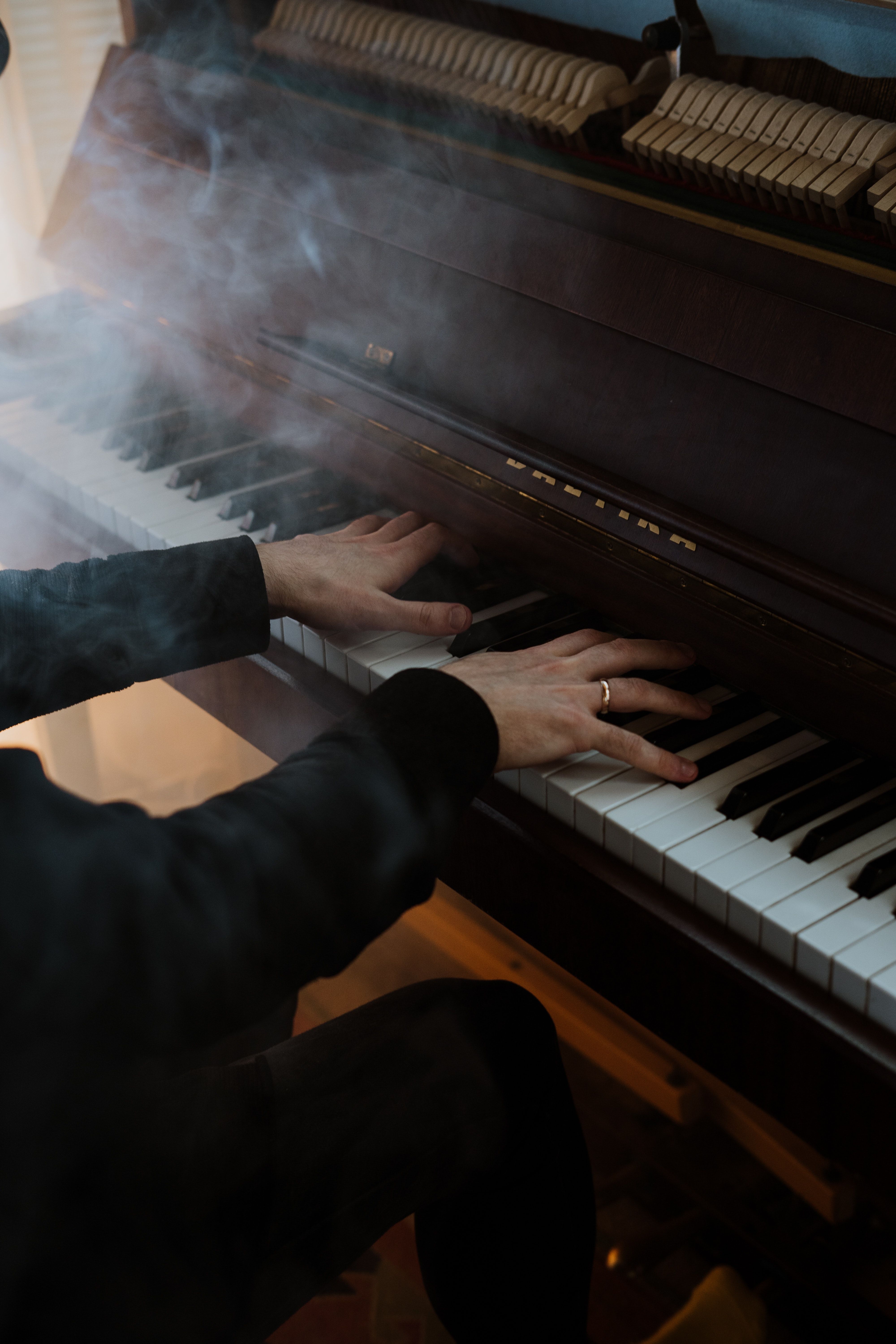 Pianist, Klavierspielen, Rauch, Dunkel, Hände, QHD+, Hintergrundbild fürs Handy