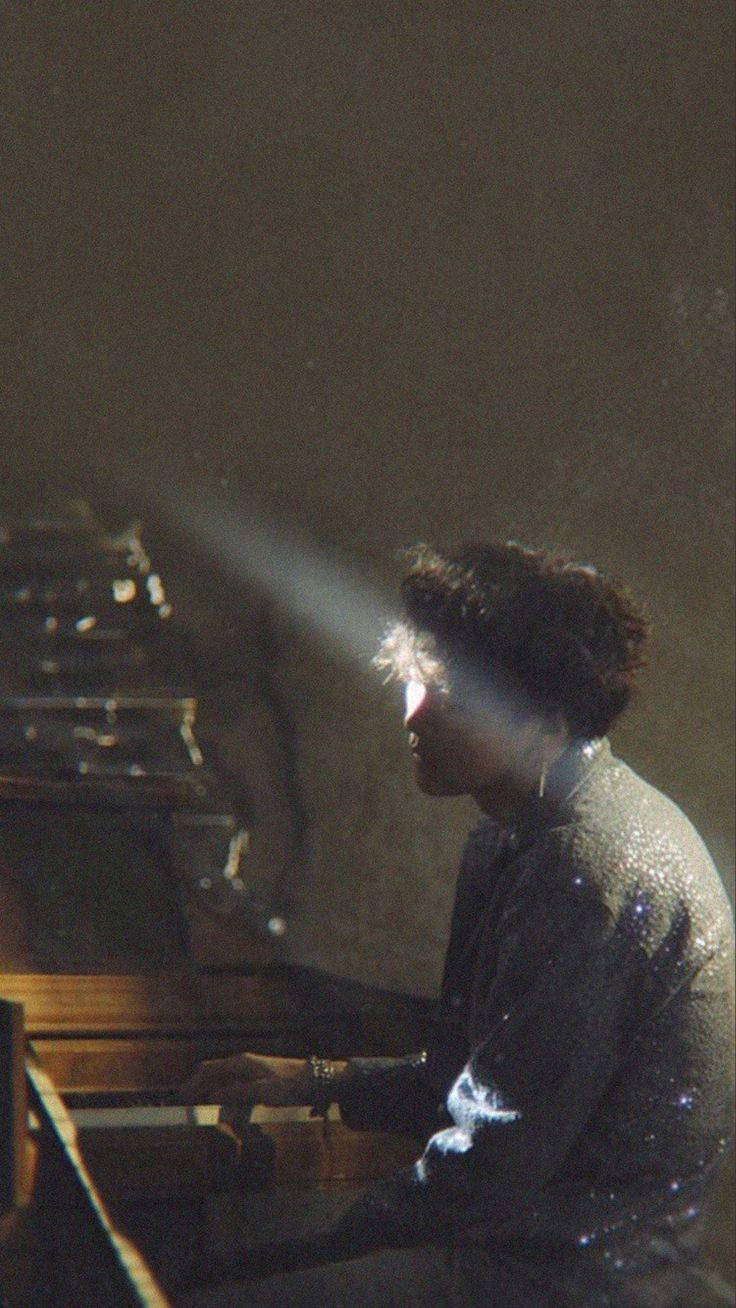 Pianist, Lichtstrahl, Dunkel, Klavierspielen, Atmosphärisch, HD, iPhone-Hintergrundbild