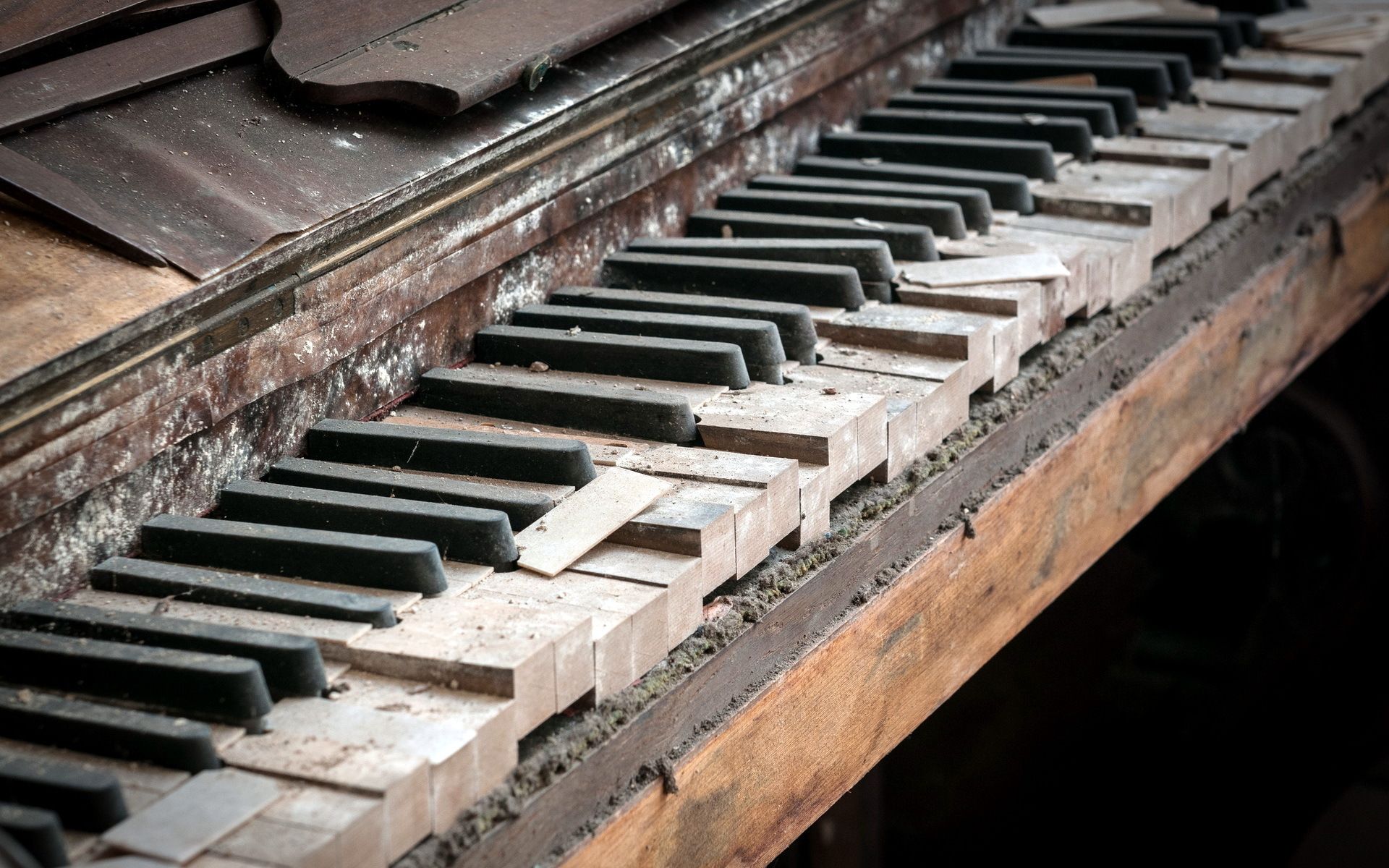 Verfallenes Klavier, Kaputte Tasten, Staub, Vintage, Lost Place, Full HD, PC-Hintergrundbild