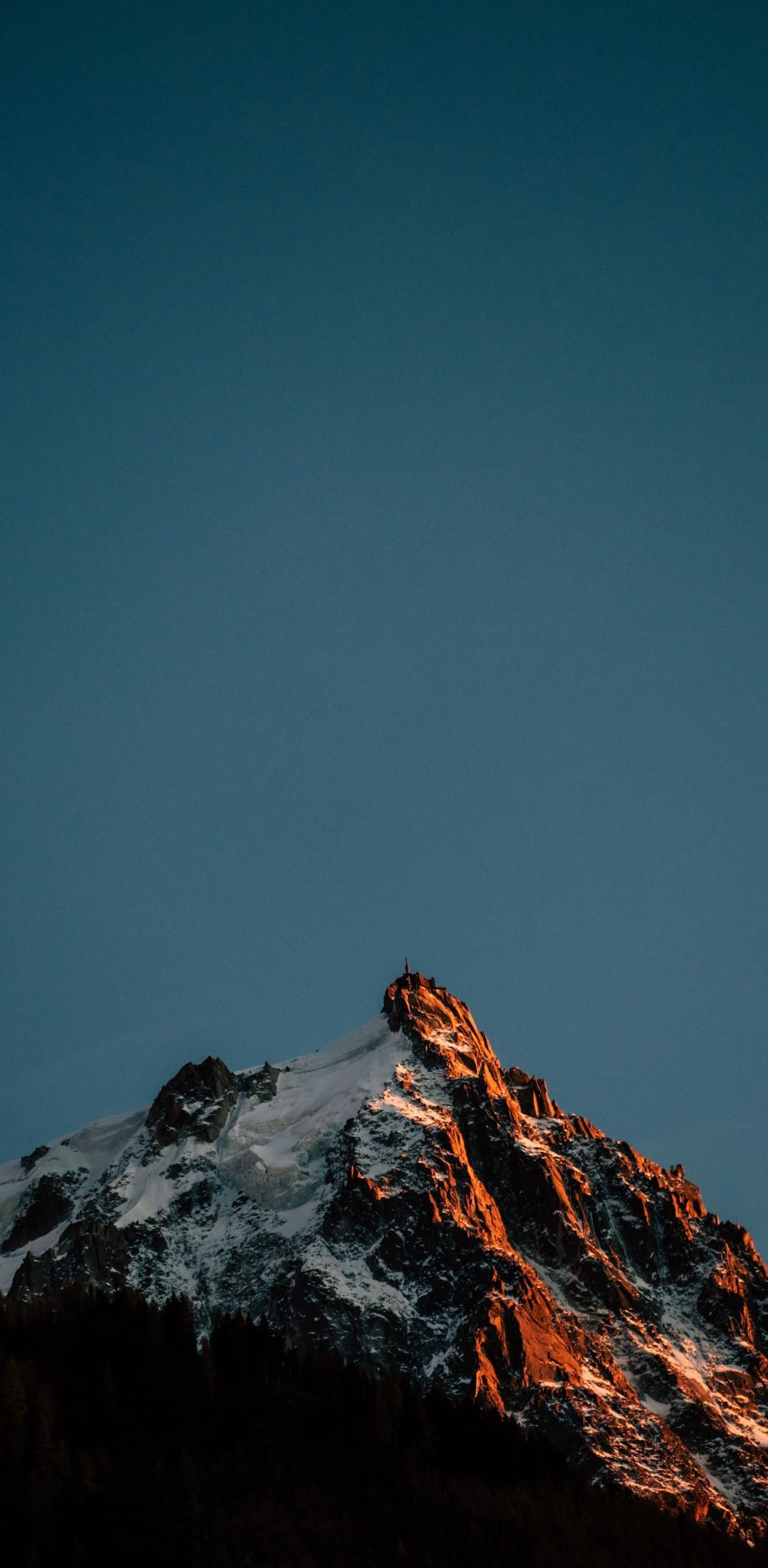 Berggipfel, Schnee, Alpenglühen, Dunkeltürkis, Minimalismus, Hintergrundbild fürs iPhone